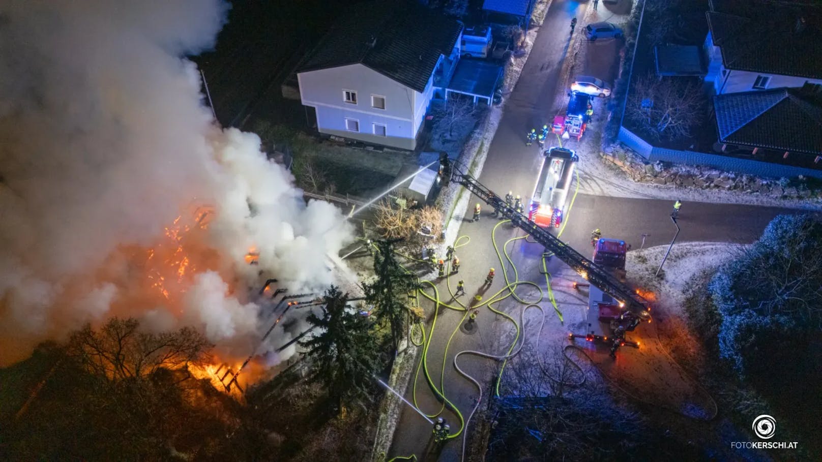 Acht Feuerwehren standen in der Nacht auf den Dreikönigstag bei einem Großbrand eines Gasthauses in Enns (Bezirk Linz-Land) im Einsatz. Das bekannte Lokal stand lichterloh in Flammen.