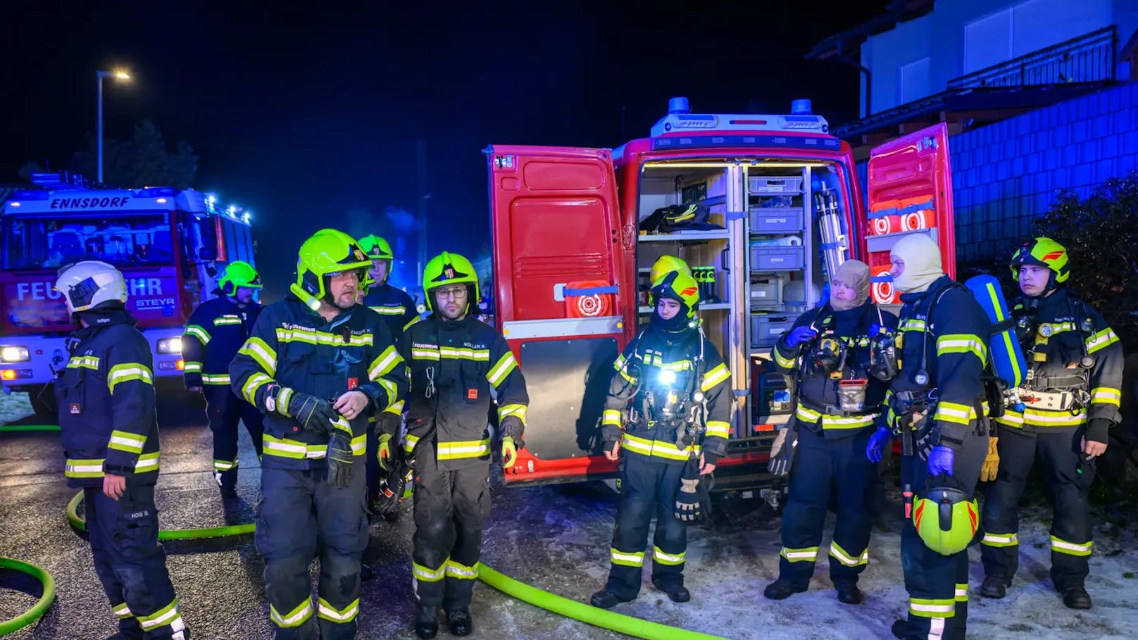 Acht Feuerwehren standen in der Nacht auf den Dreikönigstag bei einem Großbrand eines Gasthauses in Enns (Bezirk Linz-Land) im Einsatz. Das bekannte Lokal stand lichterloh in Flammen.