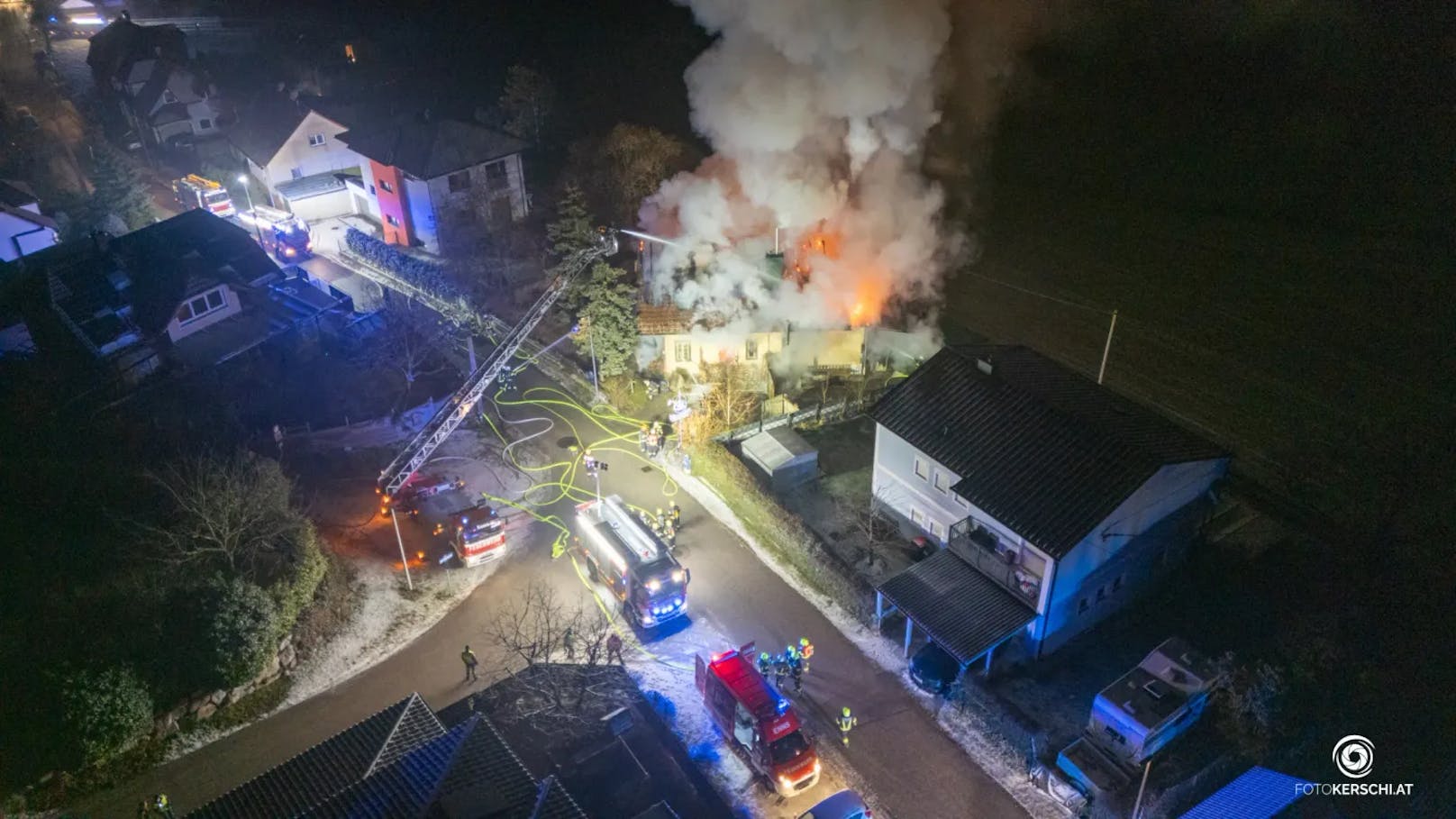 Acht Feuerwehren standen in der Nacht auf den Dreikönigstag bei einem Großbrand eines Gasthauses in Enns (Bezirk Linz-Land) im Einsatz. Das bekannte Lokal stand lichterloh in Flammen.