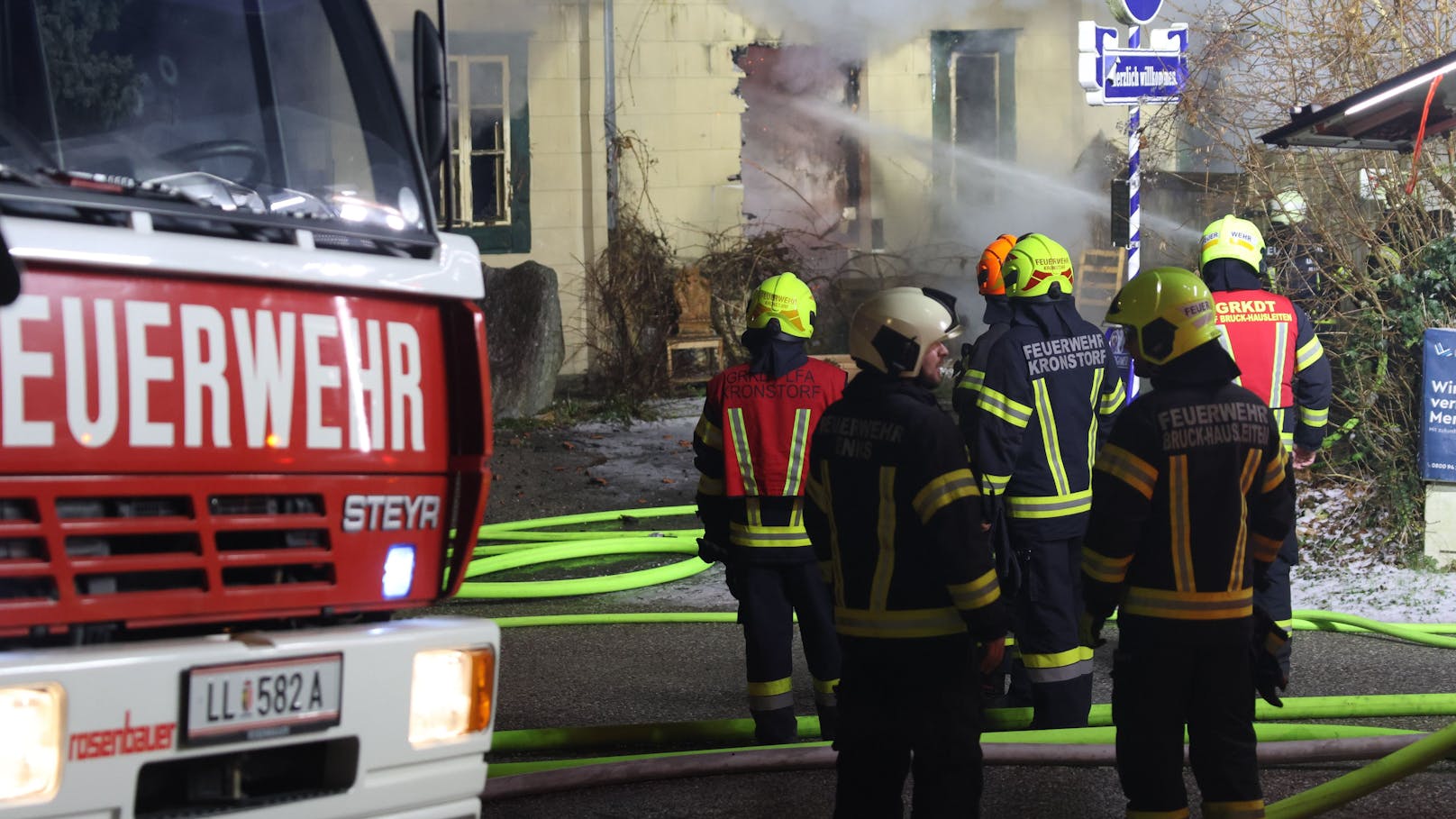 Acht Feuerwehren standen in der Nacht auf den Dreikönigstag bei einem Großbrand eines Gasthauses in Enns (Bezirk Linz-Land) im Einsatz. Das bekannte Lokal stand lichterloh in Flammen.