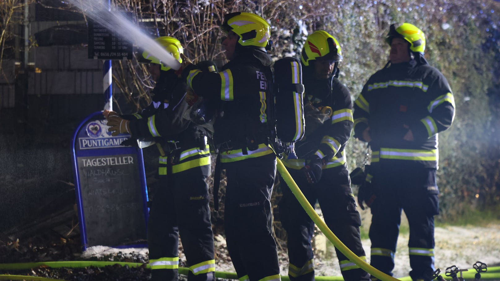 Acht Feuerwehren standen in der Nacht auf den Dreikönigstag bei einem Großbrand eines Gasthauses in Enns (Bezirk Linz-Land) im Einsatz. Das bekannte Lokal stand lichterloh in Flammen.