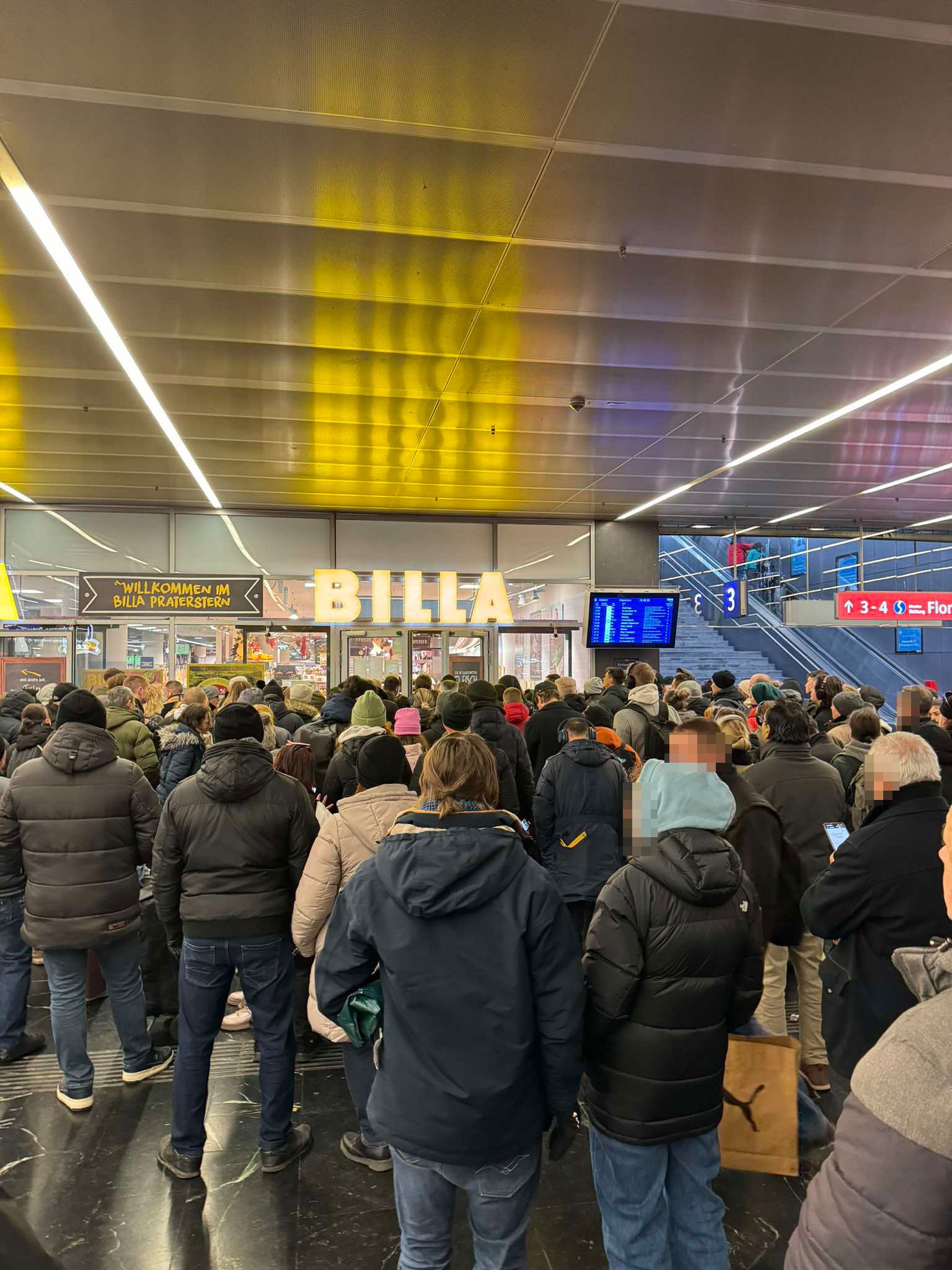 Der Einkauf am Feiertag ist mit viel Geduld verbunden.