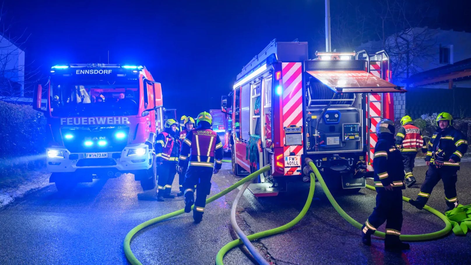 Acht Feuerwehren standen in der Nacht auf den Dreikönigstag bei einem Großbrand eines Gasthauses in Enns (Bezirk Linz-Land) im Einsatz. Das bekannte Lokal stand lichterloh in Flammen.