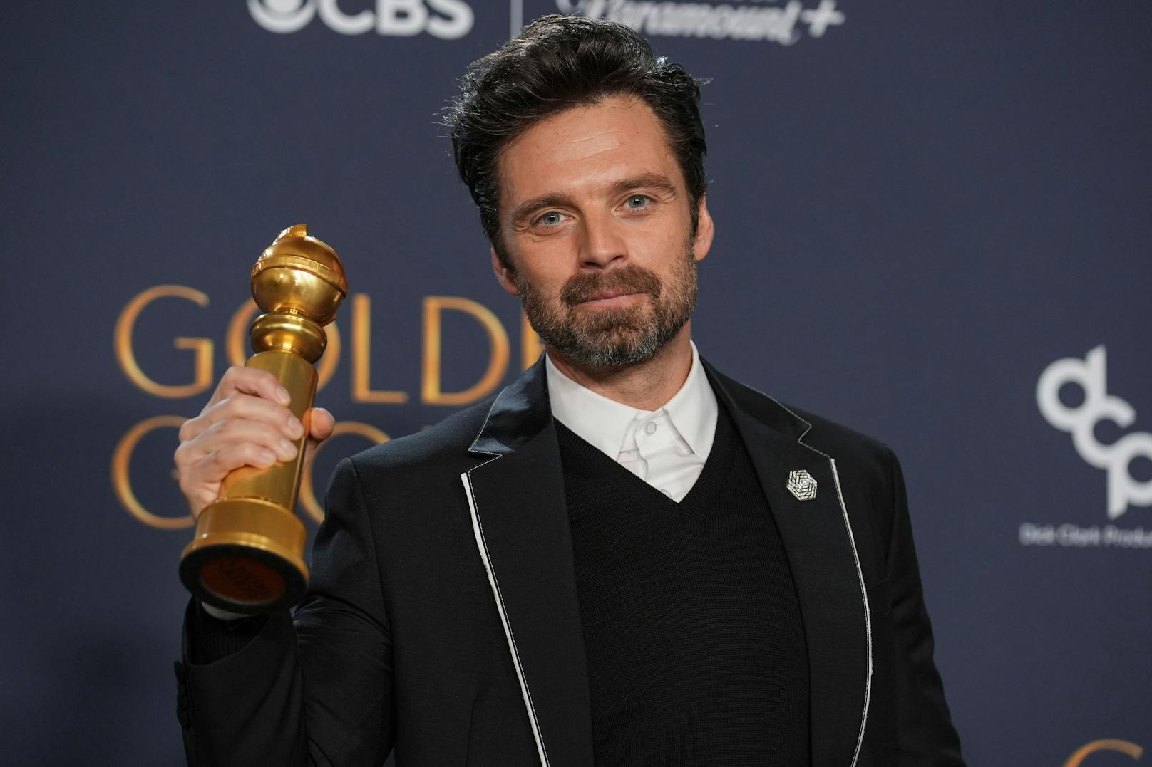 Sebastian Stan mit seinem Preis für seine Rolle in "A Different Man"