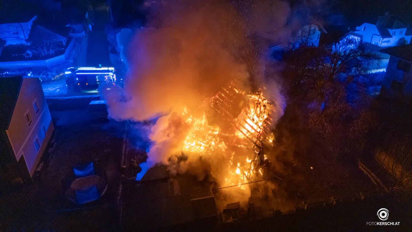 Acht Feuerwehren standen in der Nacht auf den Dreikönigstag bei einem Großbrand eines Gasthauses in Enns (Bezirk Linz-Land) im Einsatz. Das bekannte Lokal stand lichterloh in Flammen.