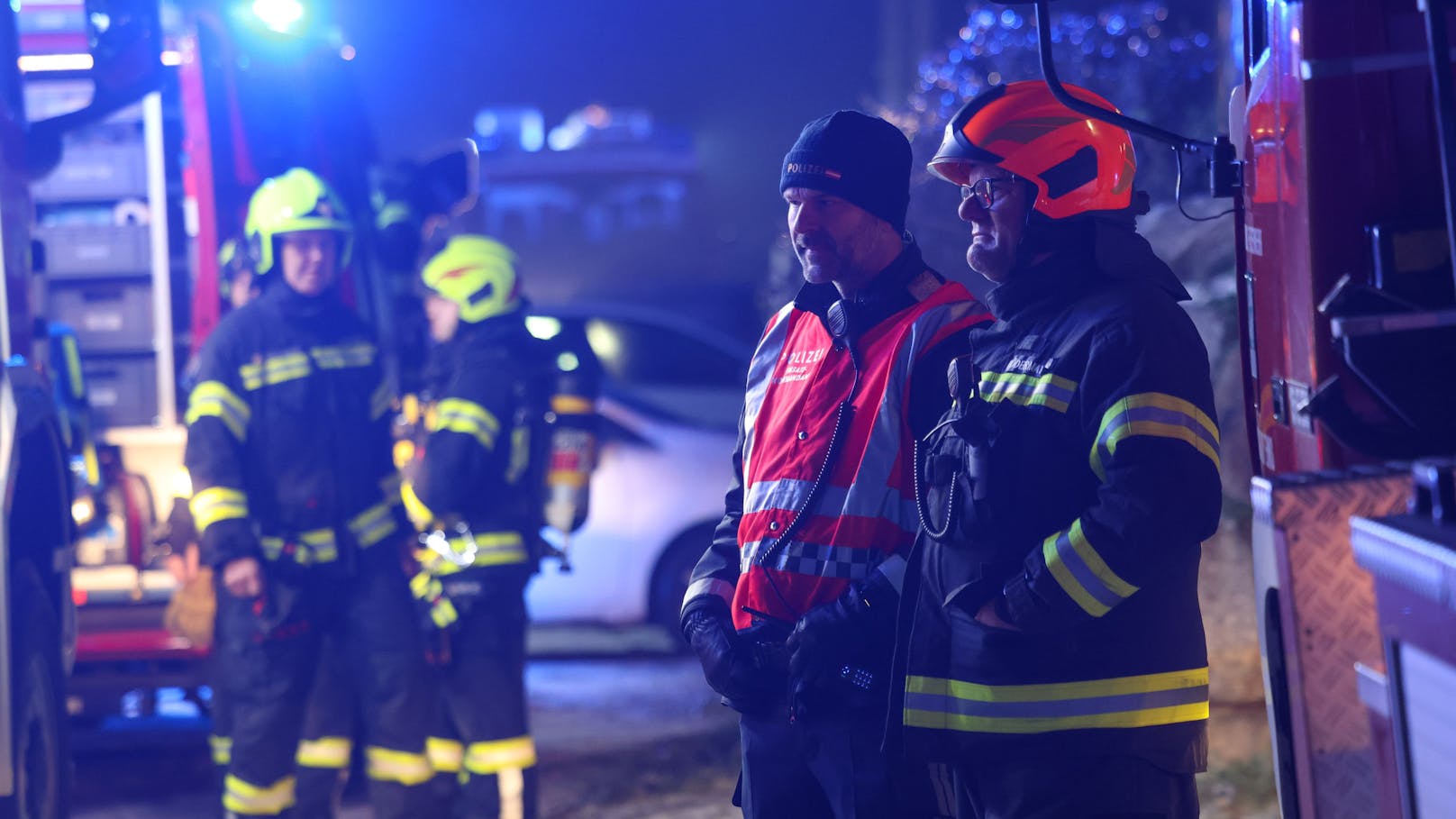 Acht Feuerwehren standen in der Nacht auf den Dreikönigstag bei einem Großbrand eines Gasthauses in Enns (Bezirk Linz-Land) im Einsatz. Das bekannte Lokal stand lichterloh in Flammen.