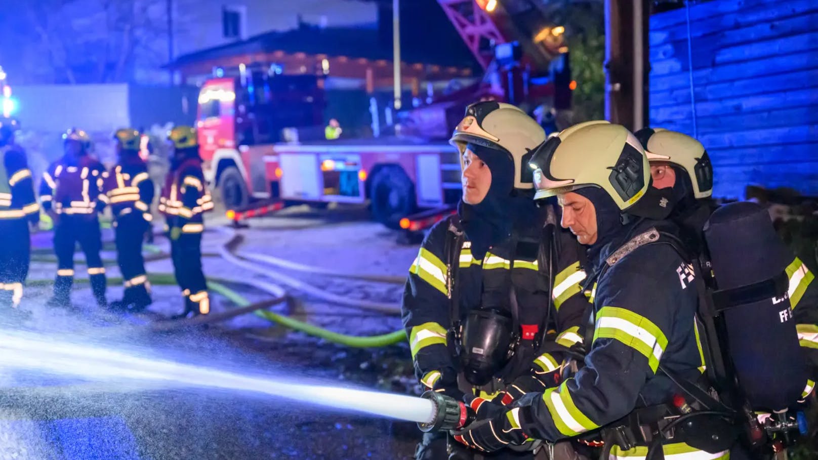 Acht Feuerwehren standen in der Nacht auf den Dreikönigstag bei einem Großbrand eines Gasthauses in Enns (Bezirk Linz-Land) im Einsatz. Das bekannte Lokal stand lichterloh in Flammen.