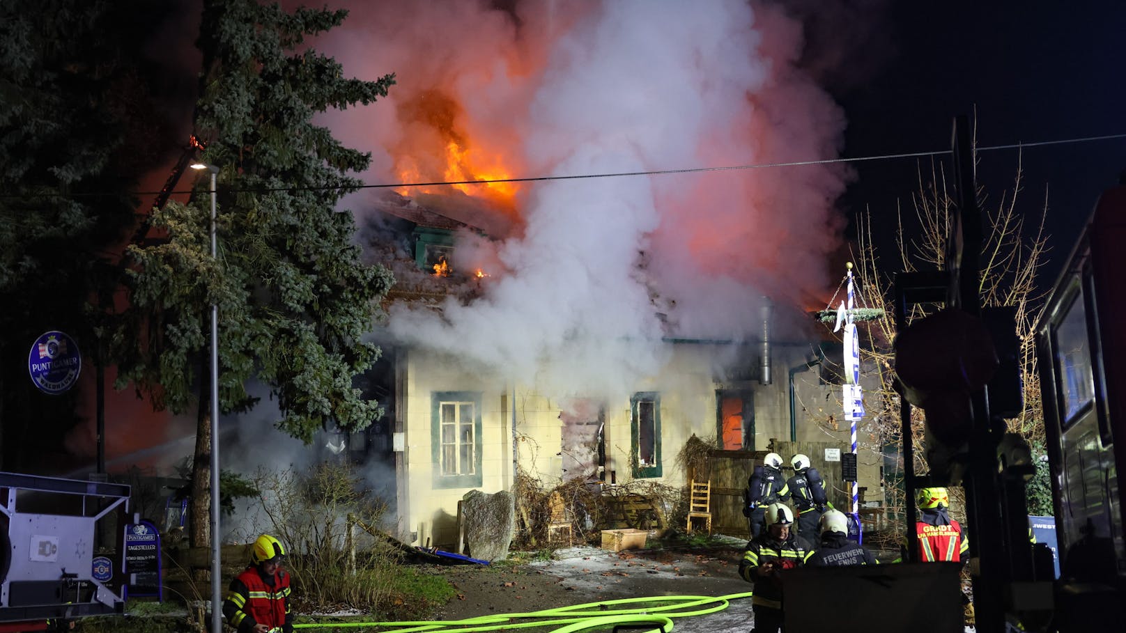 Acht Feuerwehren standen in der Nacht auf den Dreikönigstag bei einem Großbrand eines Gasthauses in Enns (Bezirk Linz-Land) im Einsatz. Das bekannte Lokal stand lichterloh in Flammen.