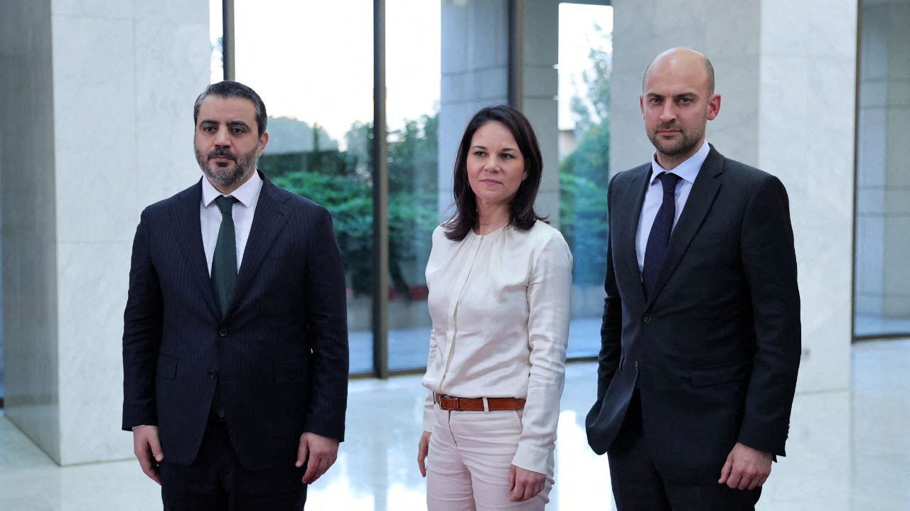 Drei Außenminister unter sich: Asaad Al Shaybani, Annalena Baerbock und Jean-Noël Barrot 