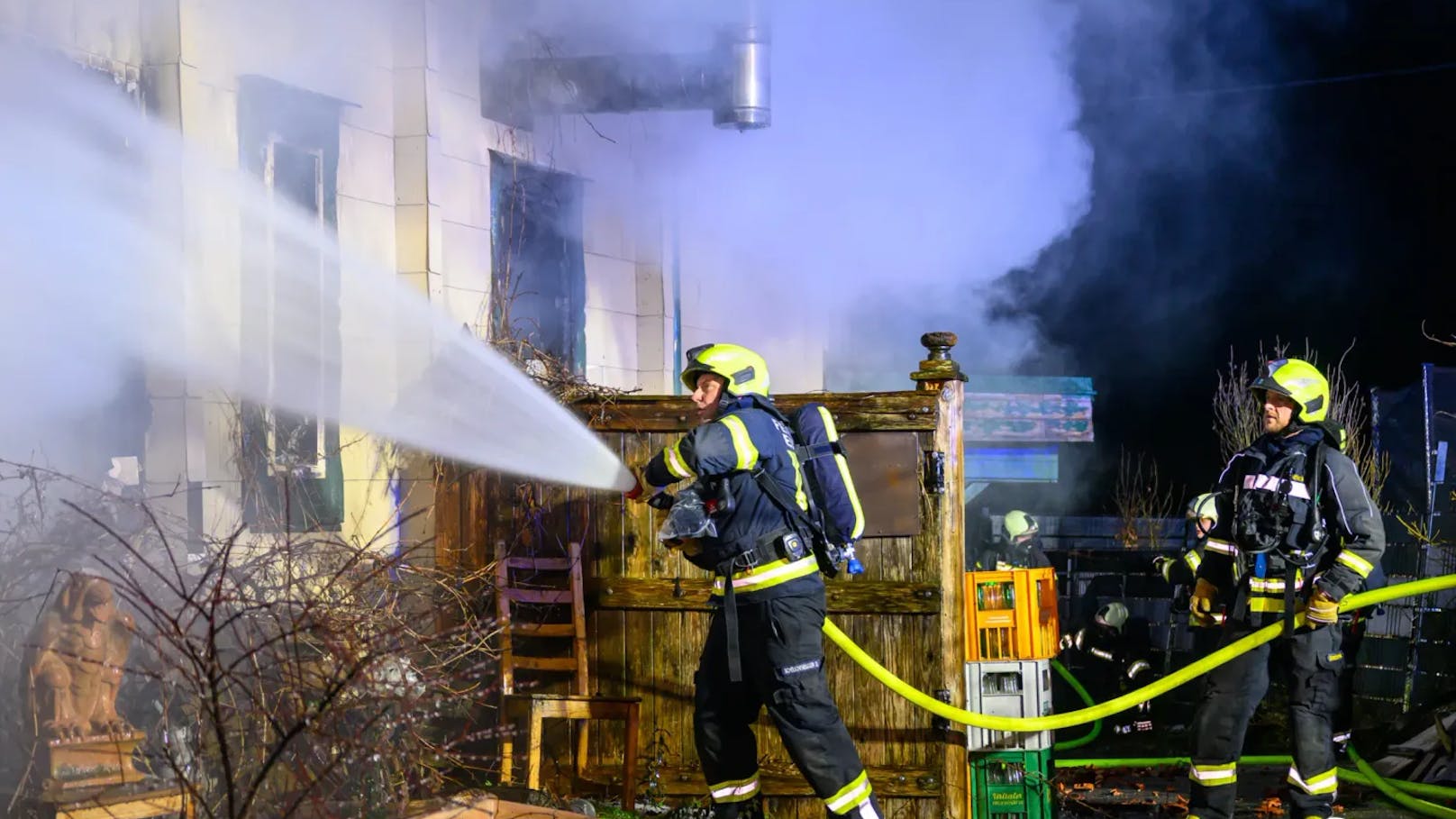 Acht Feuerwehren standen in der Nacht auf den Dreikönigstag bei einem Großbrand eines Gasthauses in Enns (Bezirk Linz-Land) im Einsatz. Das bekannte Lokal stand lichterloh in Flammen.