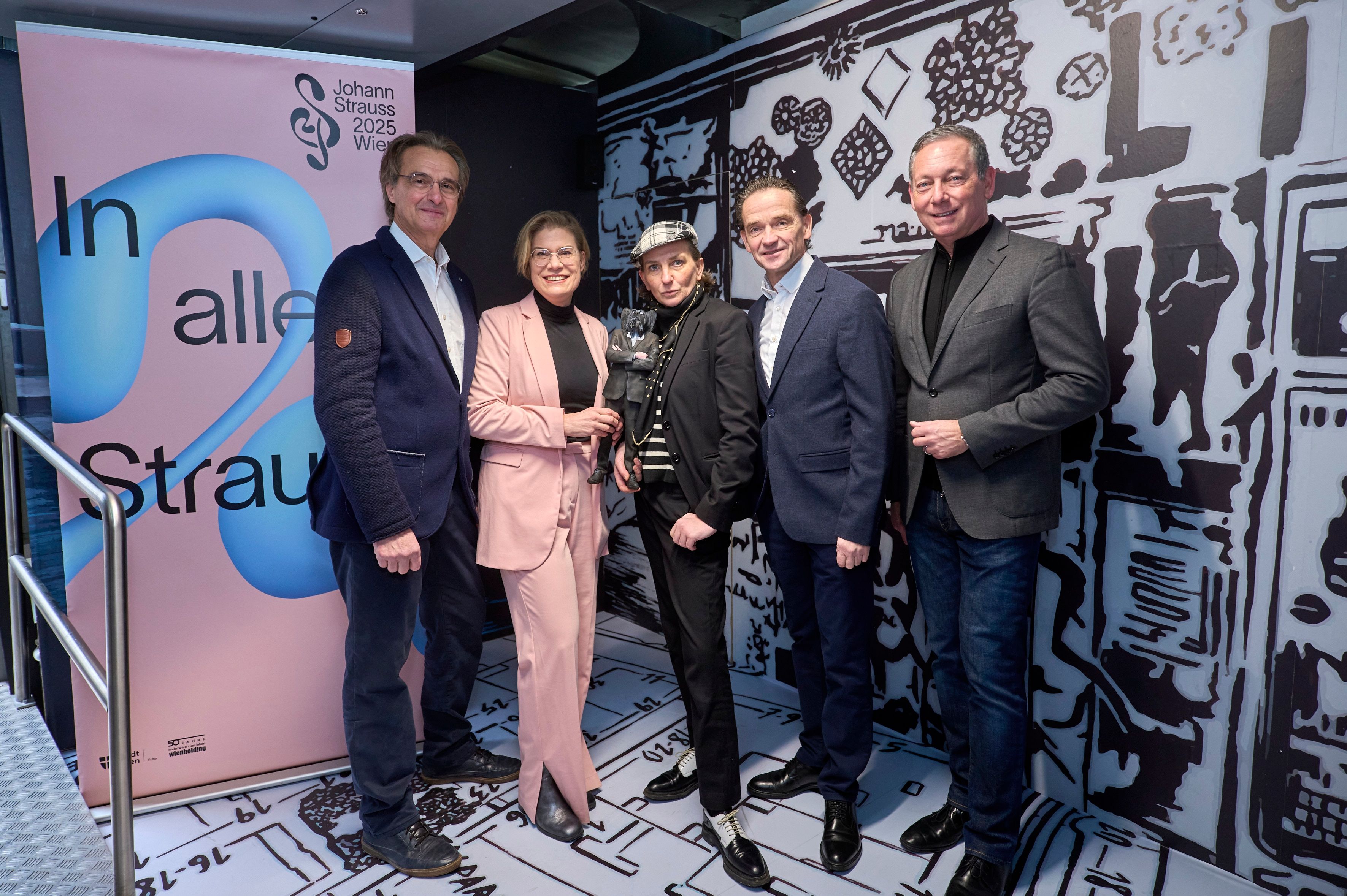 v.l.n.r. Roland Geyer, Geschäftsführer von Johann Strauss 2025, Grünen-Kultursprecherin Ursula Berner, Künstlerin Deborah Sengl, Wien Holding Geschäftsführer Kurt Gollowitzer und Simon Posch, ebenfalls Geschäftsführer von Johann Strauss 2025, eröffneten gemeinsam den neuen 