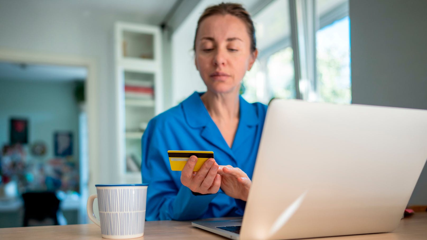 Frau (29) suchte Flirt im Internet – geriet an Betrüger