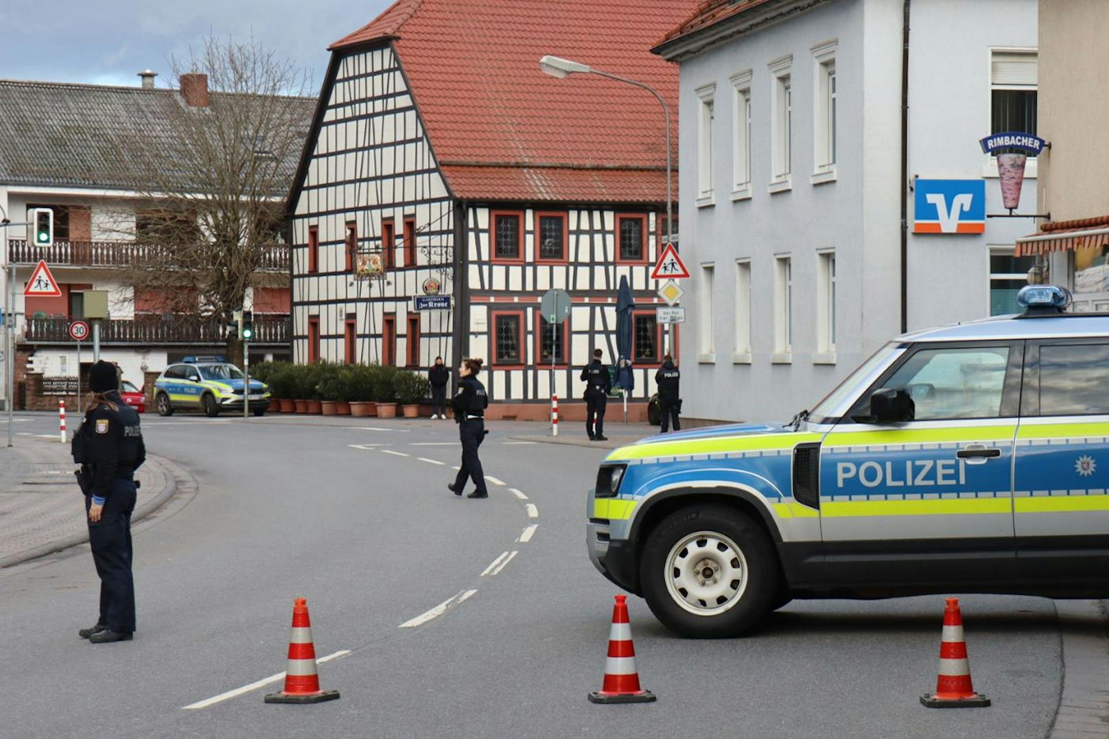 Download von www.picturedesk.com am 07.01.2025 (11:40). 
dpatop - 07 January 2025, Hesse, Rimbach: Large-scale deployment of police and special forces outside a bank branch . Photo: René Priebe/PR-Video/dpa - 20250107_PD1536 - Rechteinfo: Rights Managed (RM)