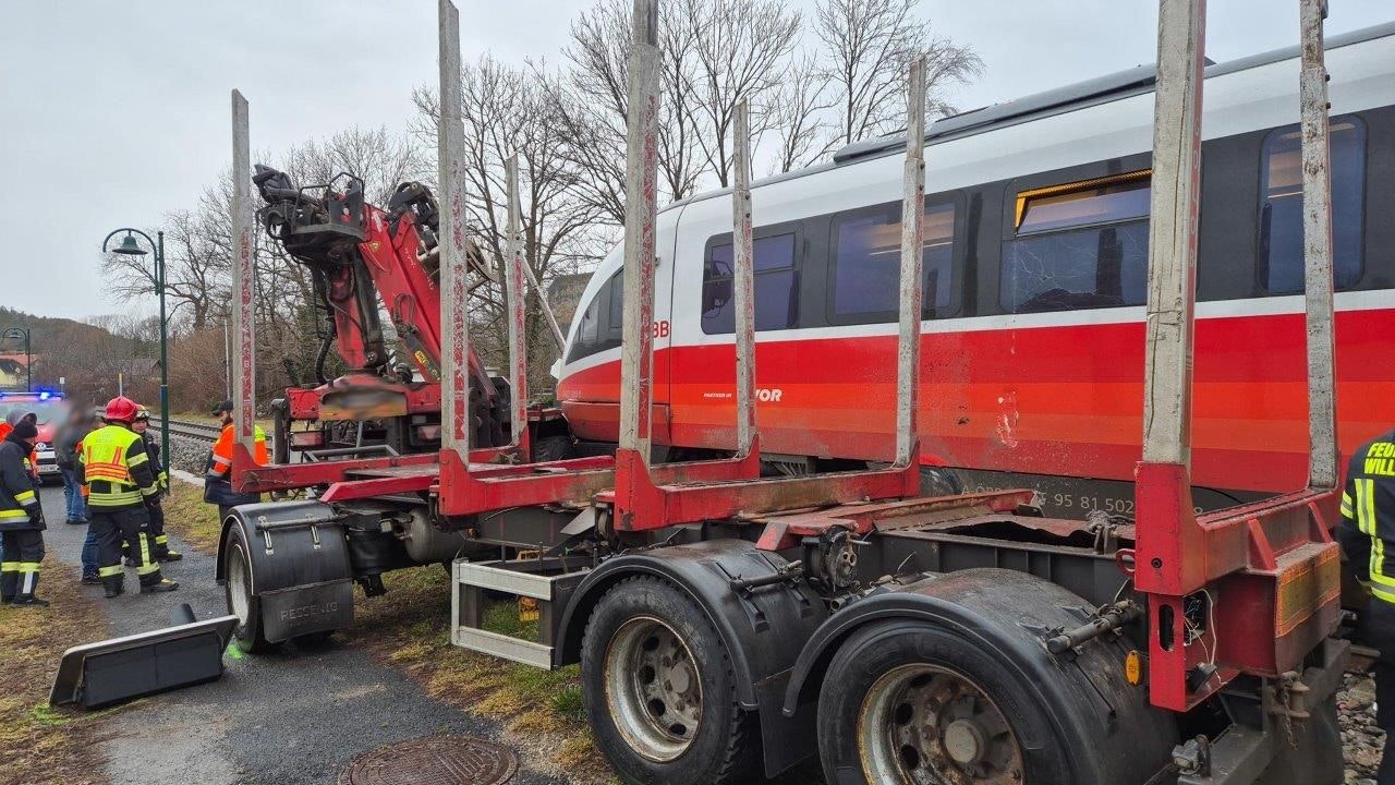 Lkw gegen Zug – schwerer Crash in Niederösterreich﻿