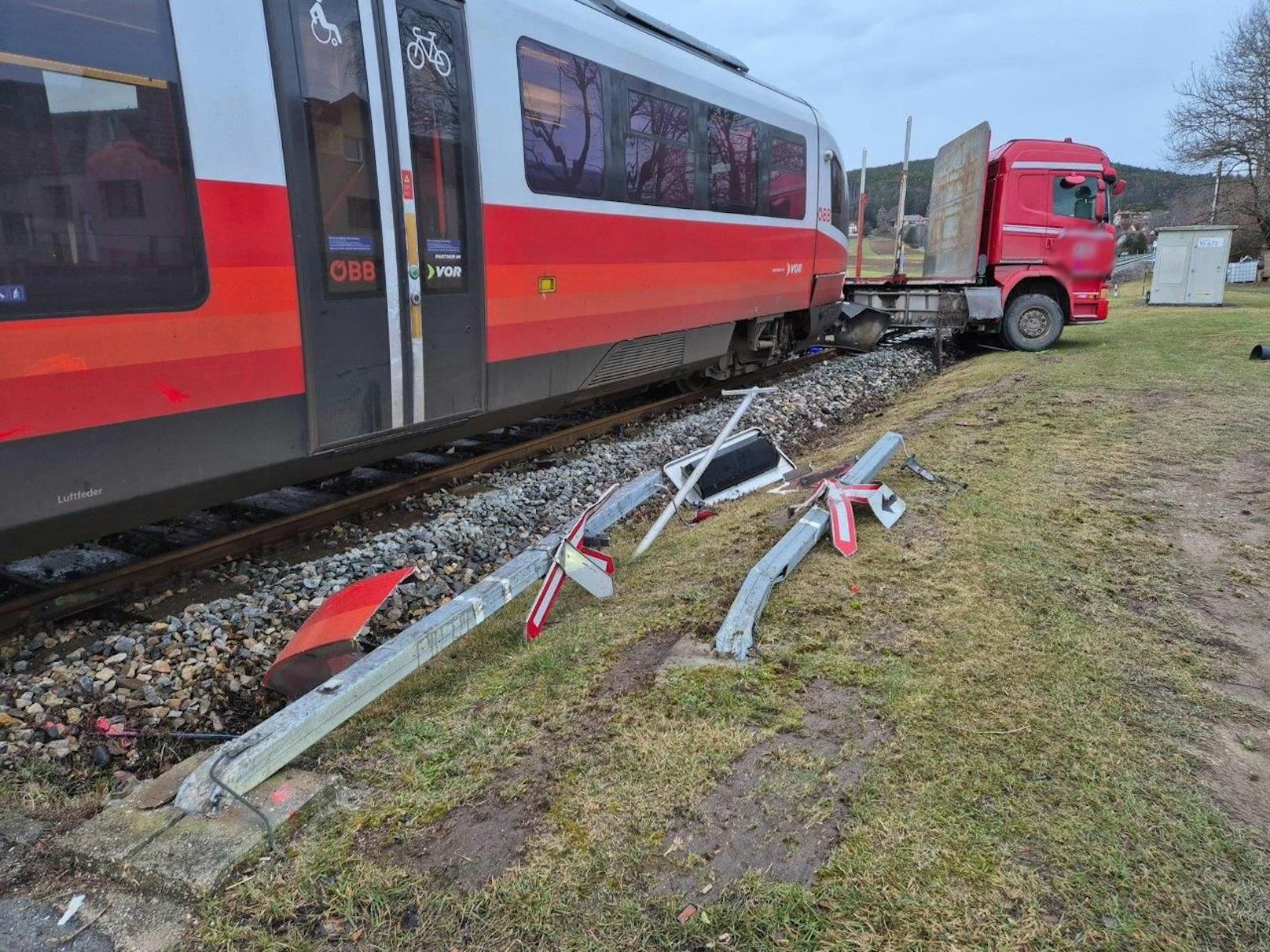 Lkw gegen Zug – schwerer Crash in Niederösterreich﻿