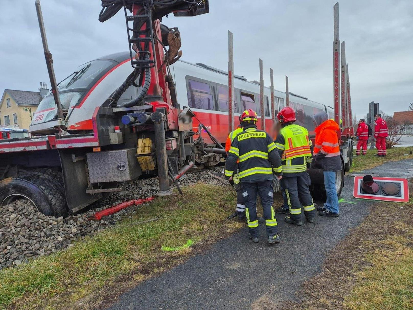 Lkw gegen Zug – schwerer Crash in Niederösterreich﻿