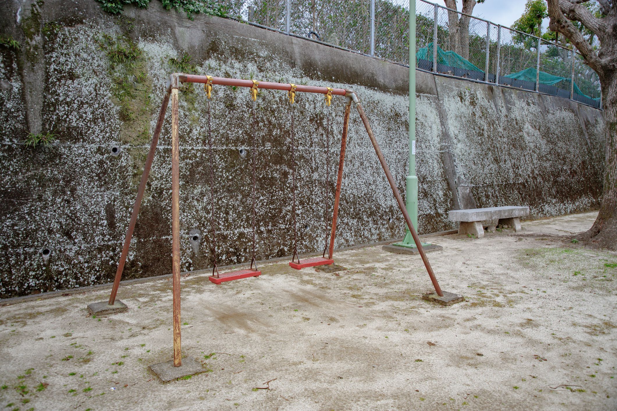 Unsichere Spielgeräte und mangelnde Pflege: Solche Zustände sind auf vielen Schulfreiflächen in Wien zu finden. (Symbolfoto)