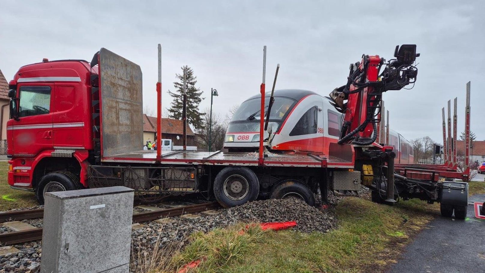 Lkw gegen Zug – schwerer Crash in Niederösterreich﻿