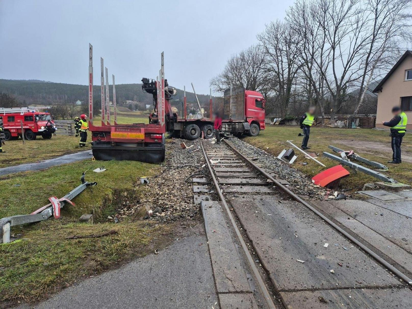 Lkw gegen Zug – schwerer Crash in Niederösterreich﻿