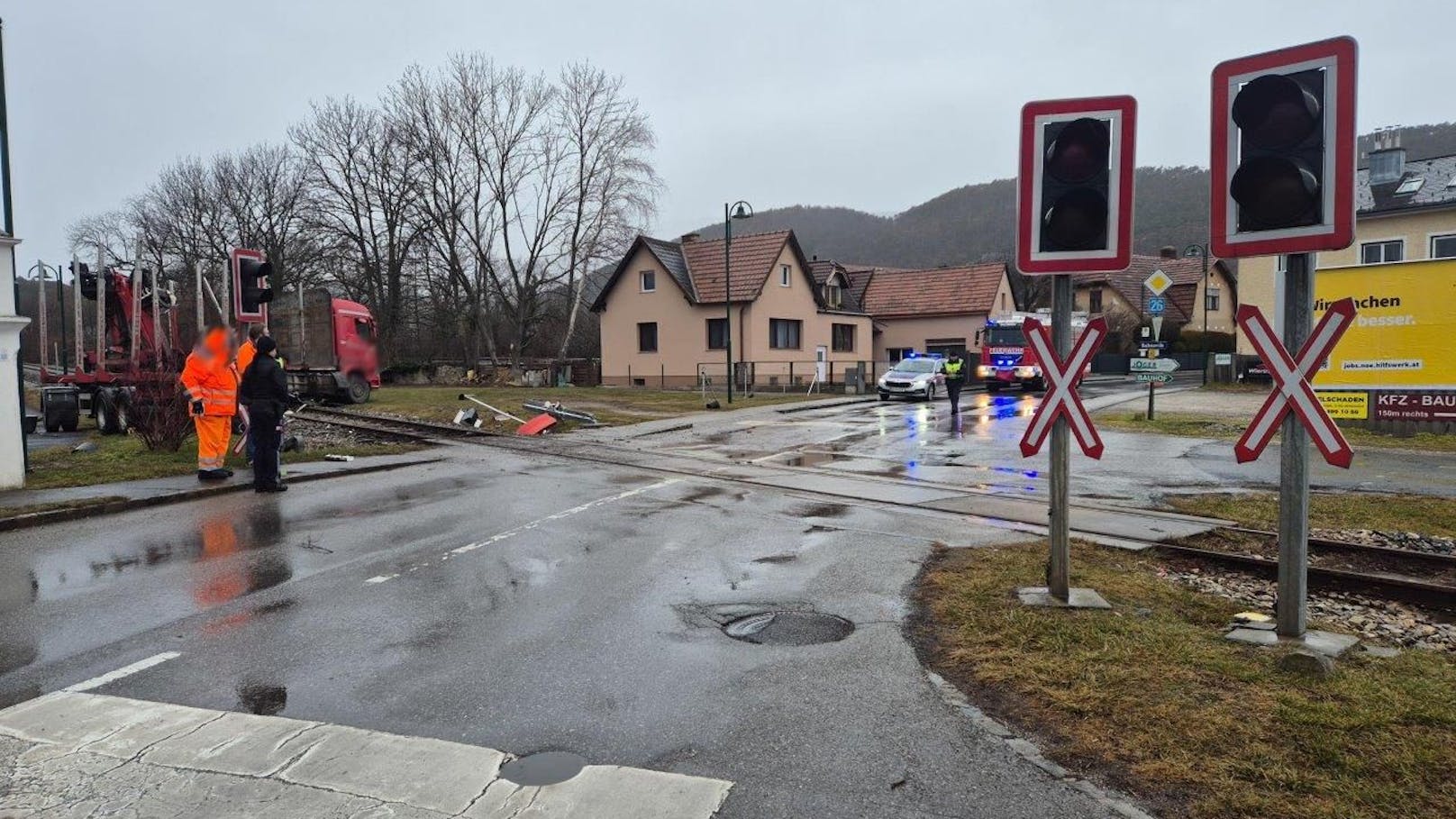 Lkw gegen Zug – schwerer Crash in Niederösterreich﻿