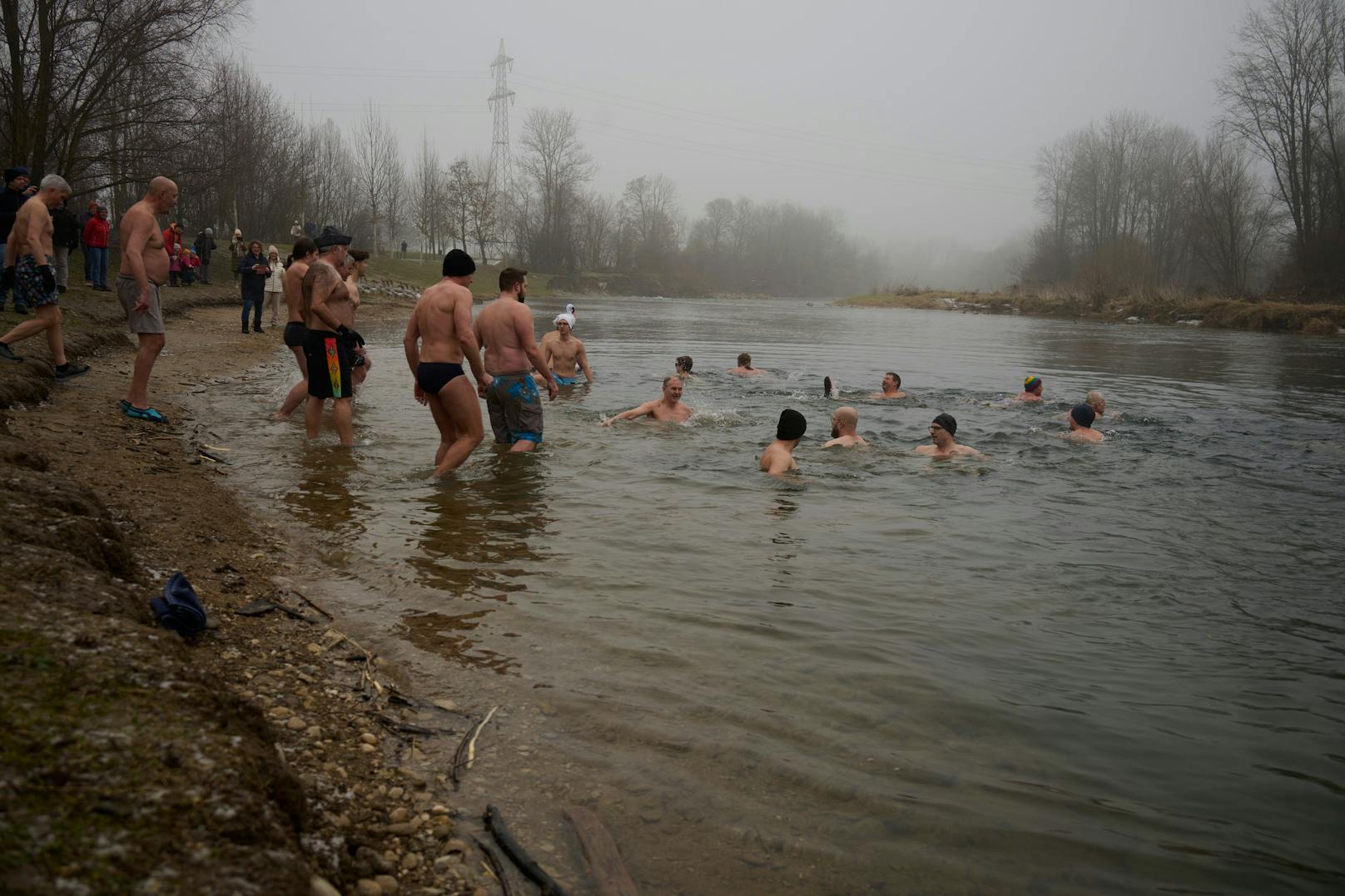 Eisbaden gegen die EVN – die Bürgerinitiative "Pro Ybbs" im gleichnamigen Fluss