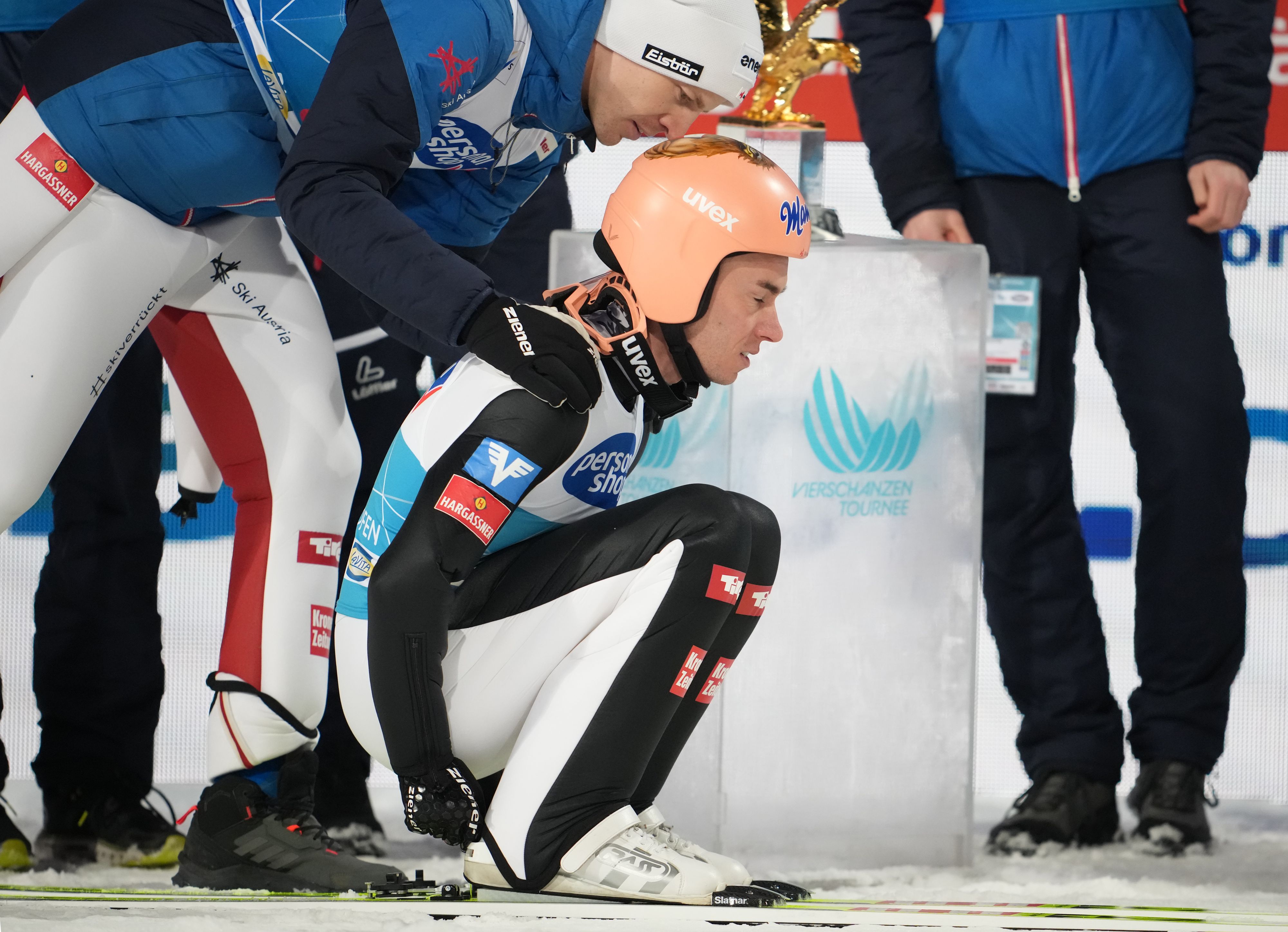ÖSV-Kollege Michael Hayböck tröstete Stefan Kraft nach dem verpassten Tourneetriumph.