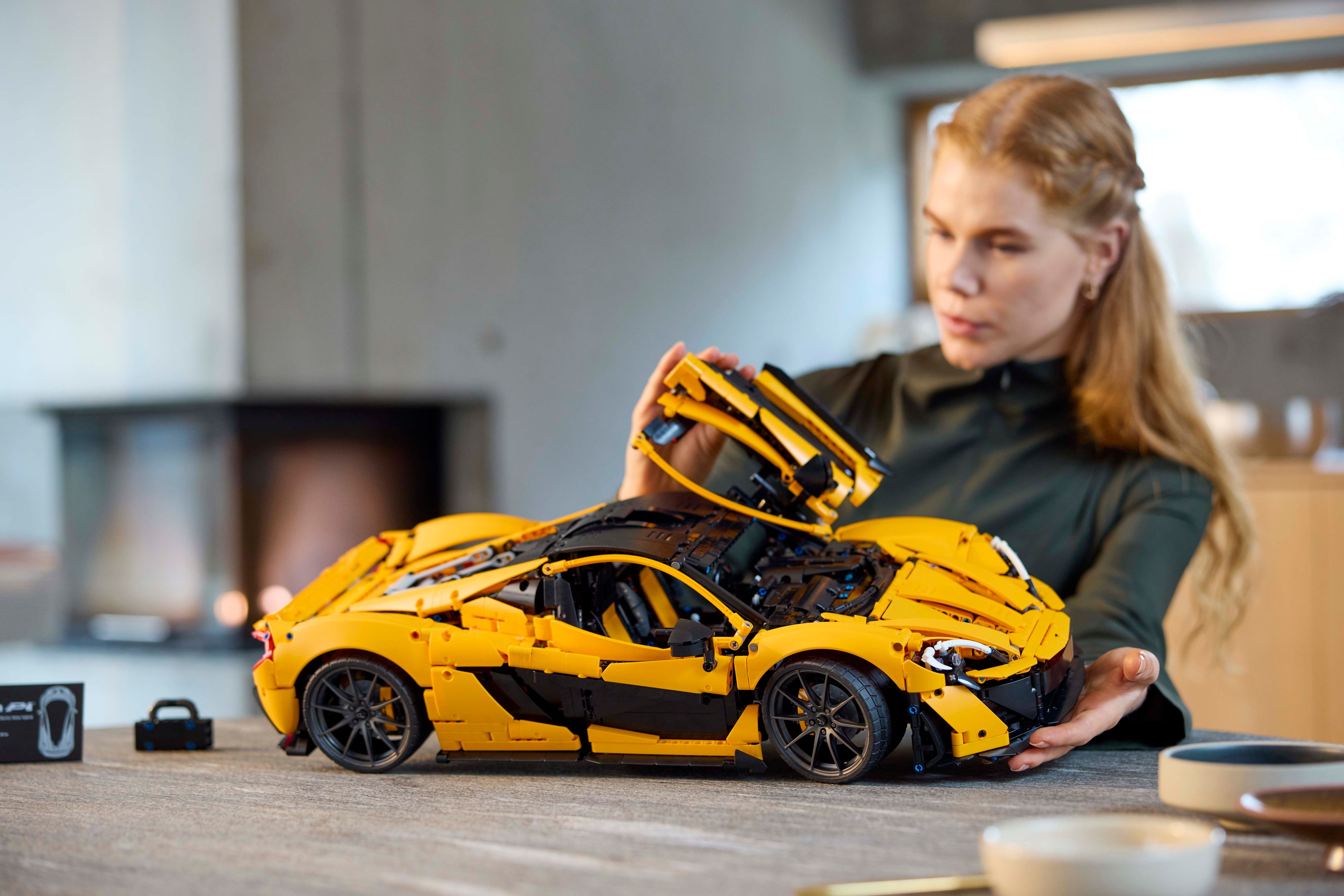 Der LEGO Technic McLaren P1 hebt Geschwindigkeit auf ein neues Niveau. 