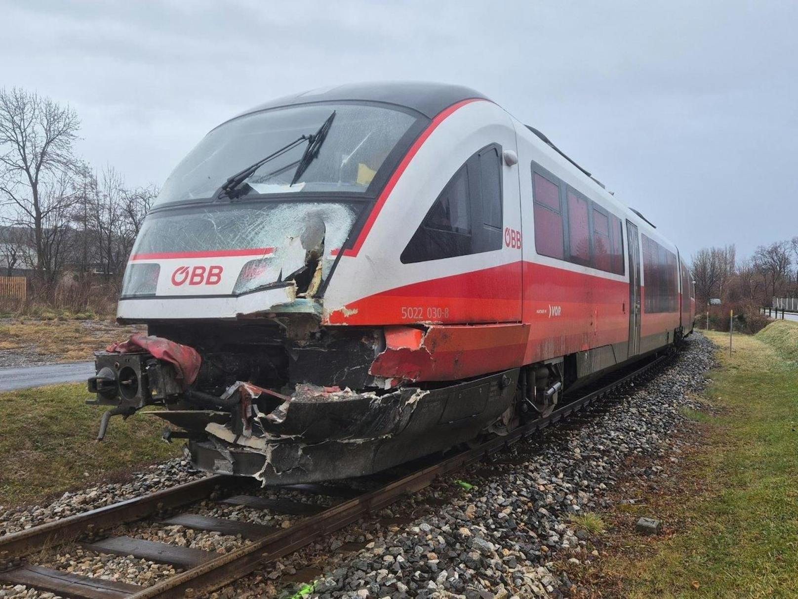 Lkw gegen Zug – schwerer Crash in Niederösterreich﻿