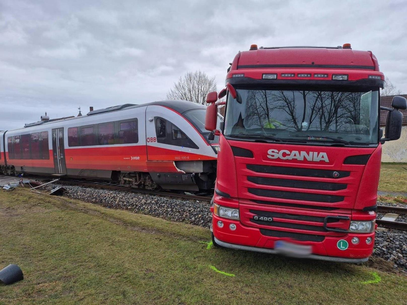 Lkw gegen Zug – schwerer Crash in Niederösterreich﻿