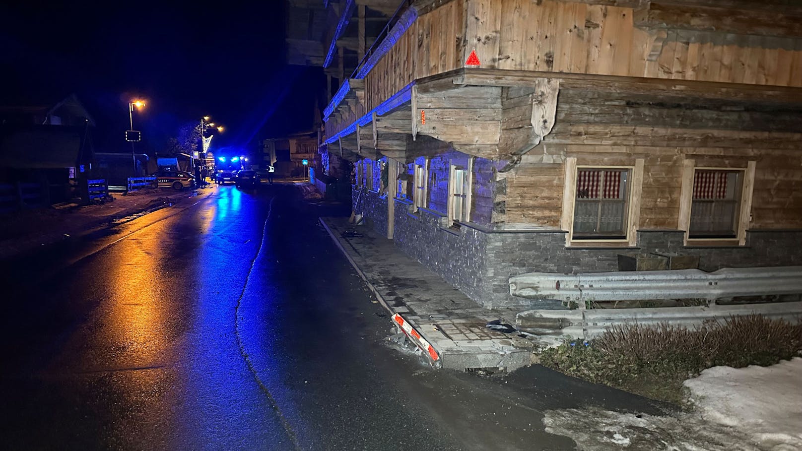 Der Lenker wurde von der Rettung mit leichten Verletzungen in das BKH St. Johann gebracht. Ihm wurde vorläufig der Führerschein abgenommen.