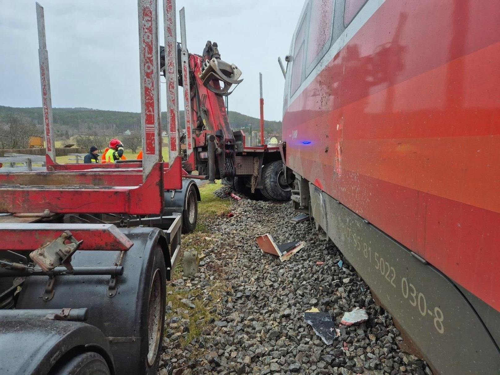 Lkw gegen Zug – schwerer Crash in Niederösterreich﻿