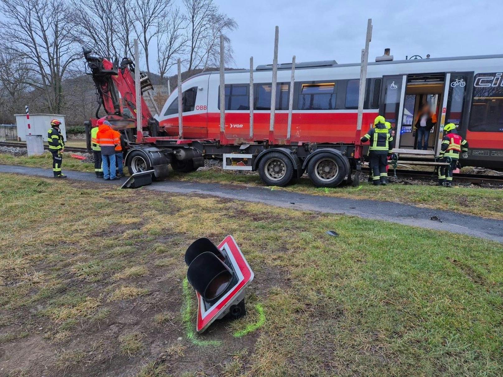 Lkw gegen Zug – schwerer Crash in Niederösterreich﻿