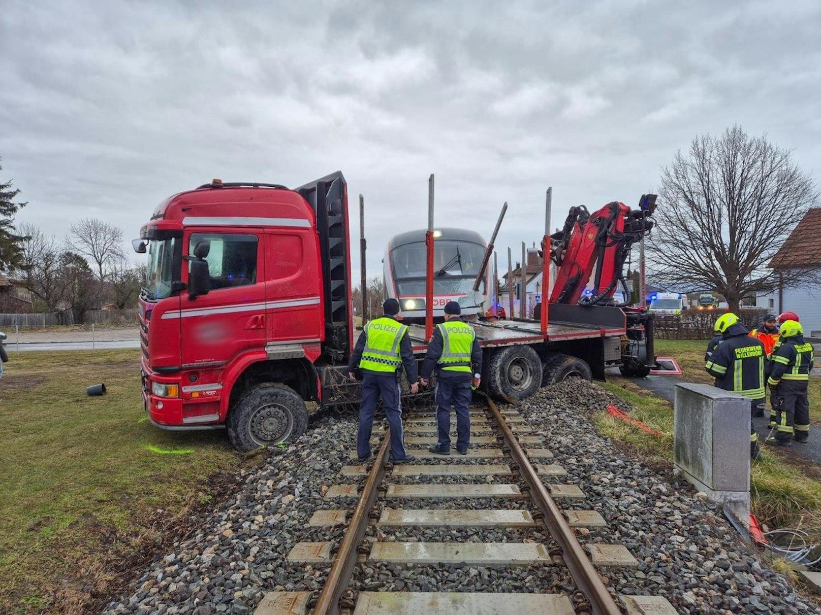 Lkw gegen Zug – schwerer Crash in Niederösterreich﻿