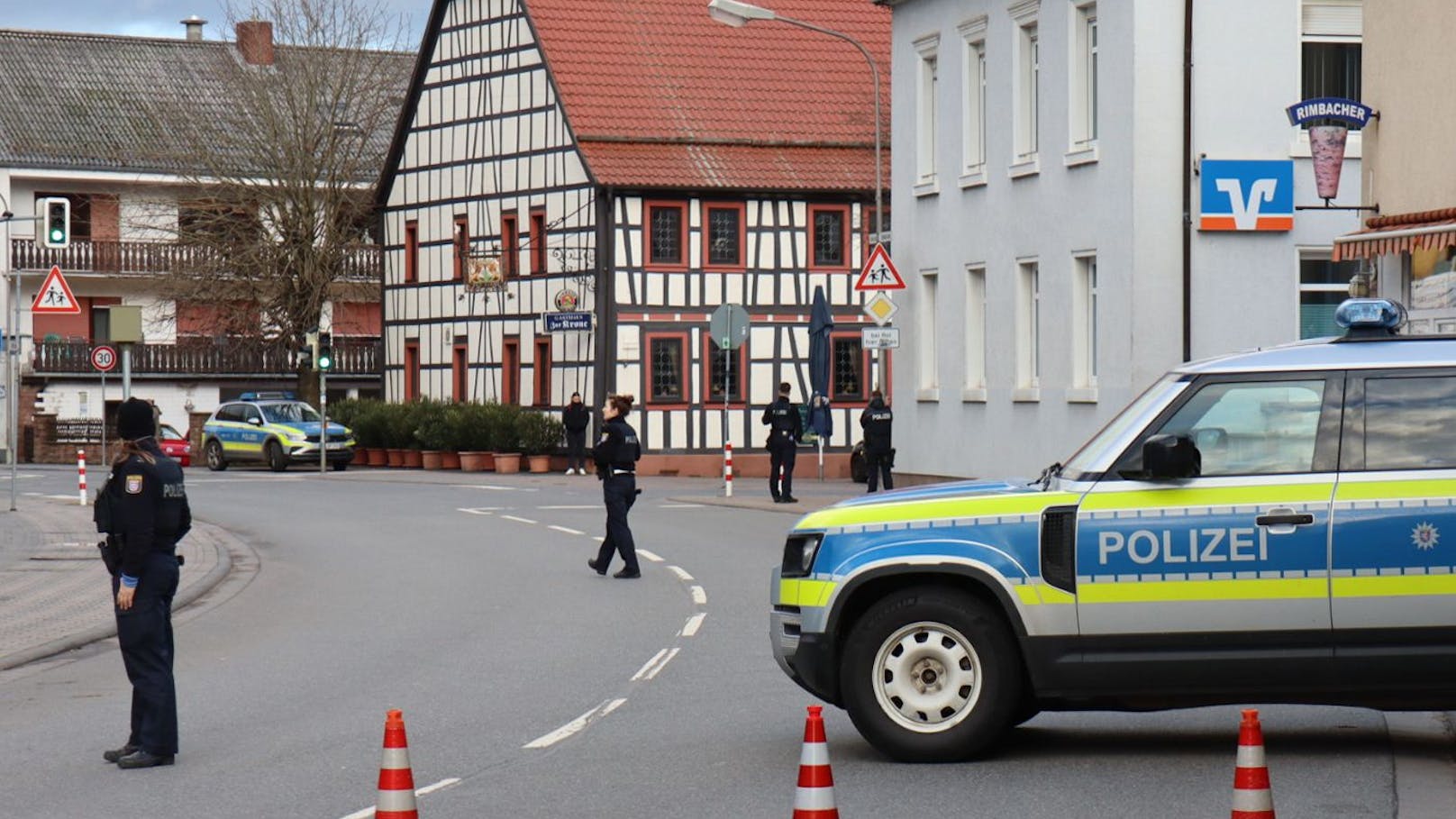 Geiselnahme in Bank: Mann bedrohte Frau mit Messer