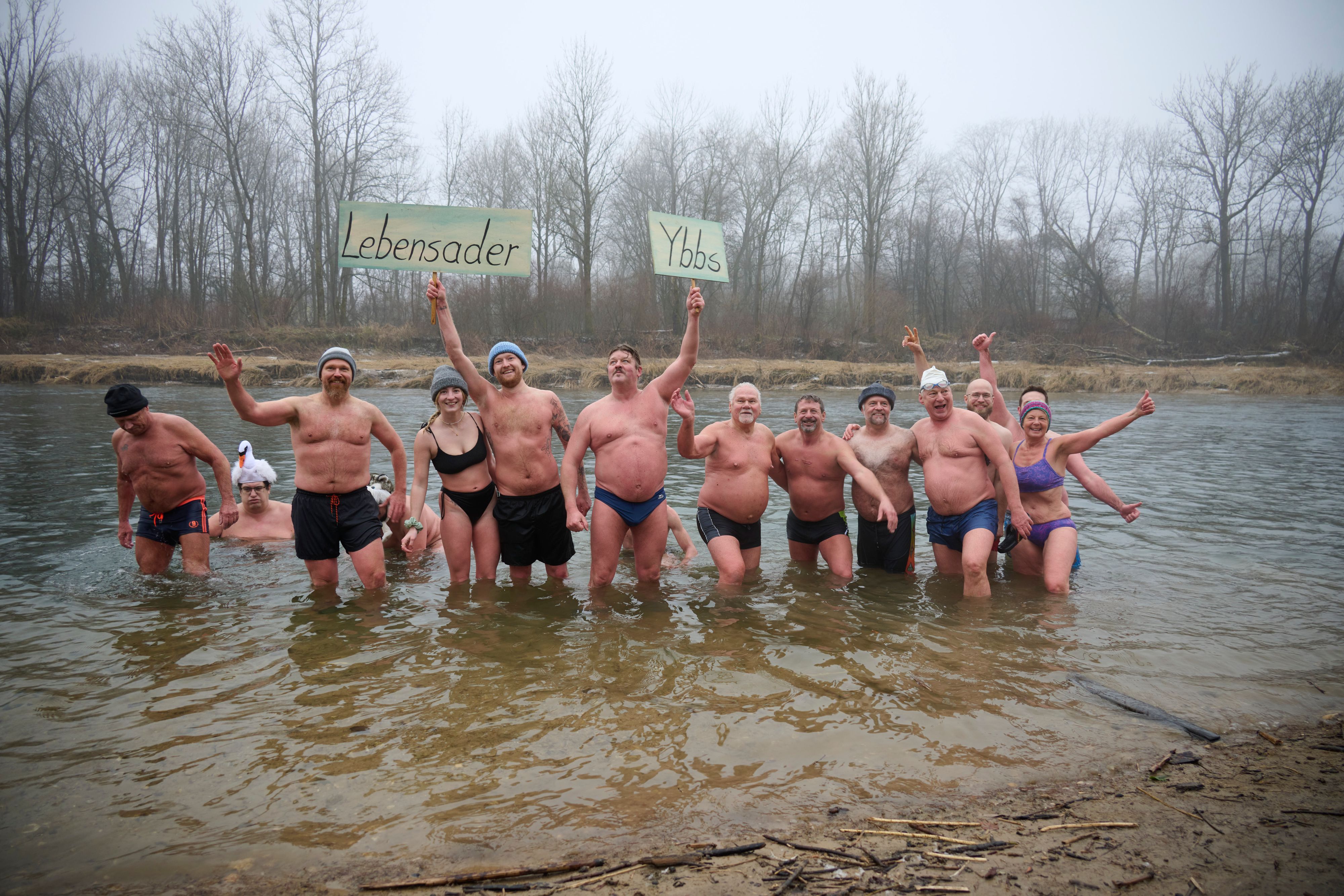 Die Bürgerinitiative Pro Ybbs kämpft bei 3,5 Grad Wassertemperatur gegen die EVN.