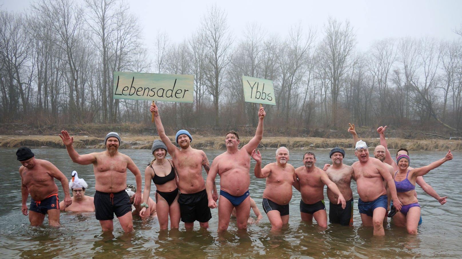 Protest-Schwimmen gegen Kraftwerkspläne in eisiger Ybbs