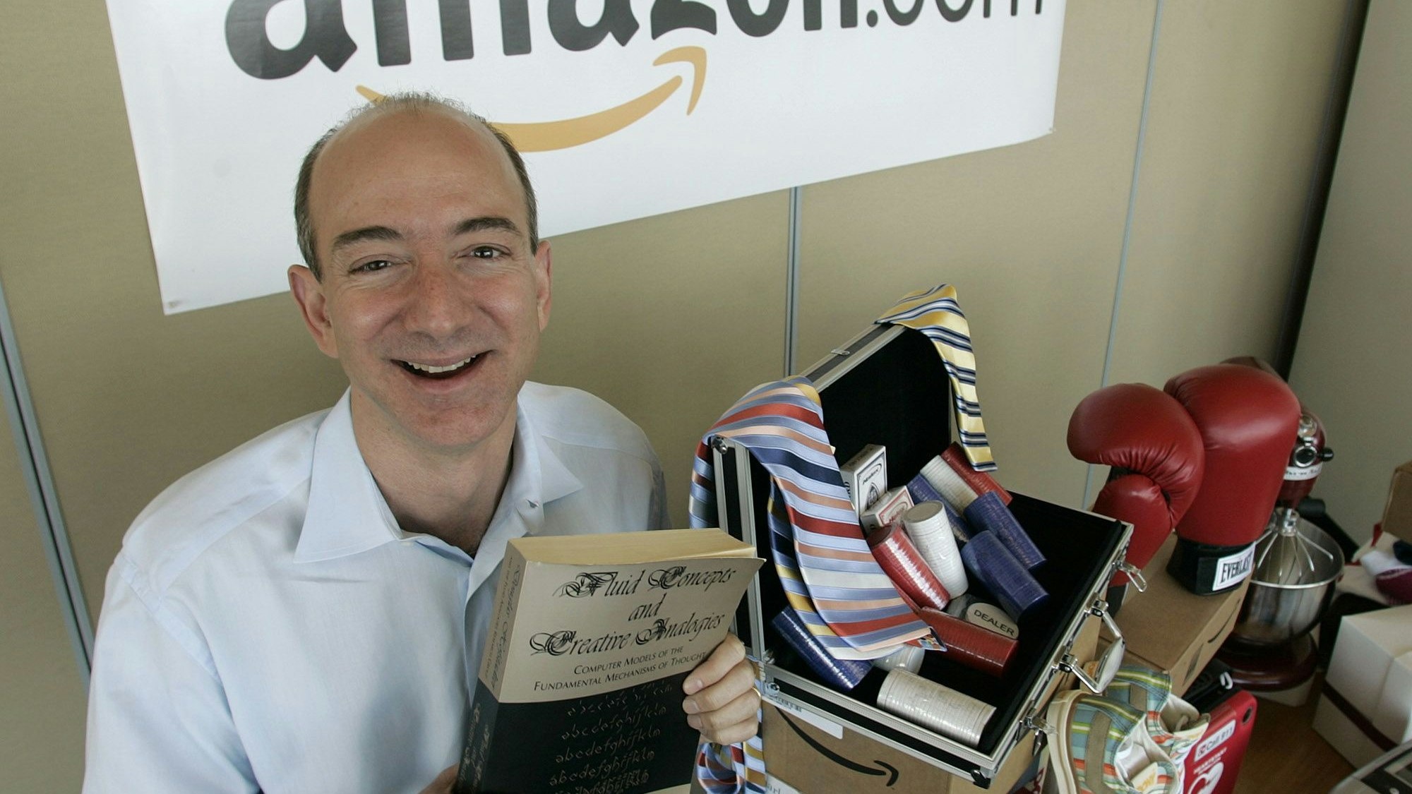 "Fluid Concepts and Creative Analogies" by Douglas R. Hofstadter war 1995 das erste Buch, das Jeff Bezos über Amazon verkaufte