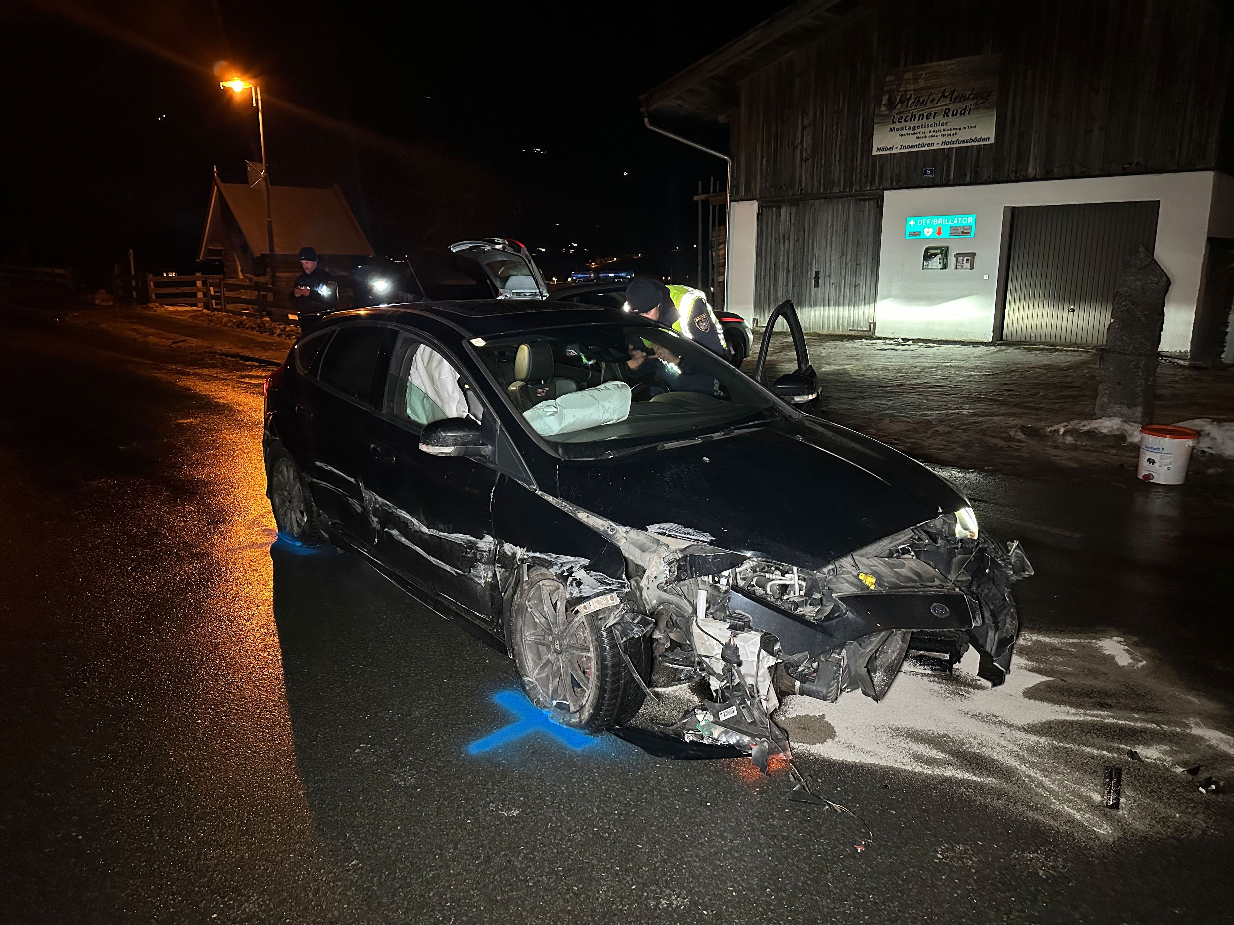 Der Pkw des Mannes erlitt einen Totalschaden. Der Lenker befand sich alleine im Fahrzeuginneren.