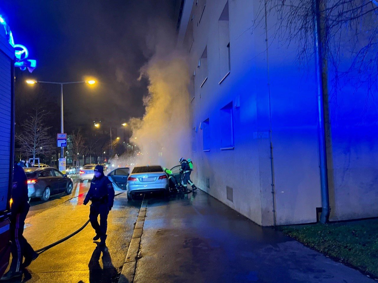 Der silberne Mercedes brannte völlig aus.
