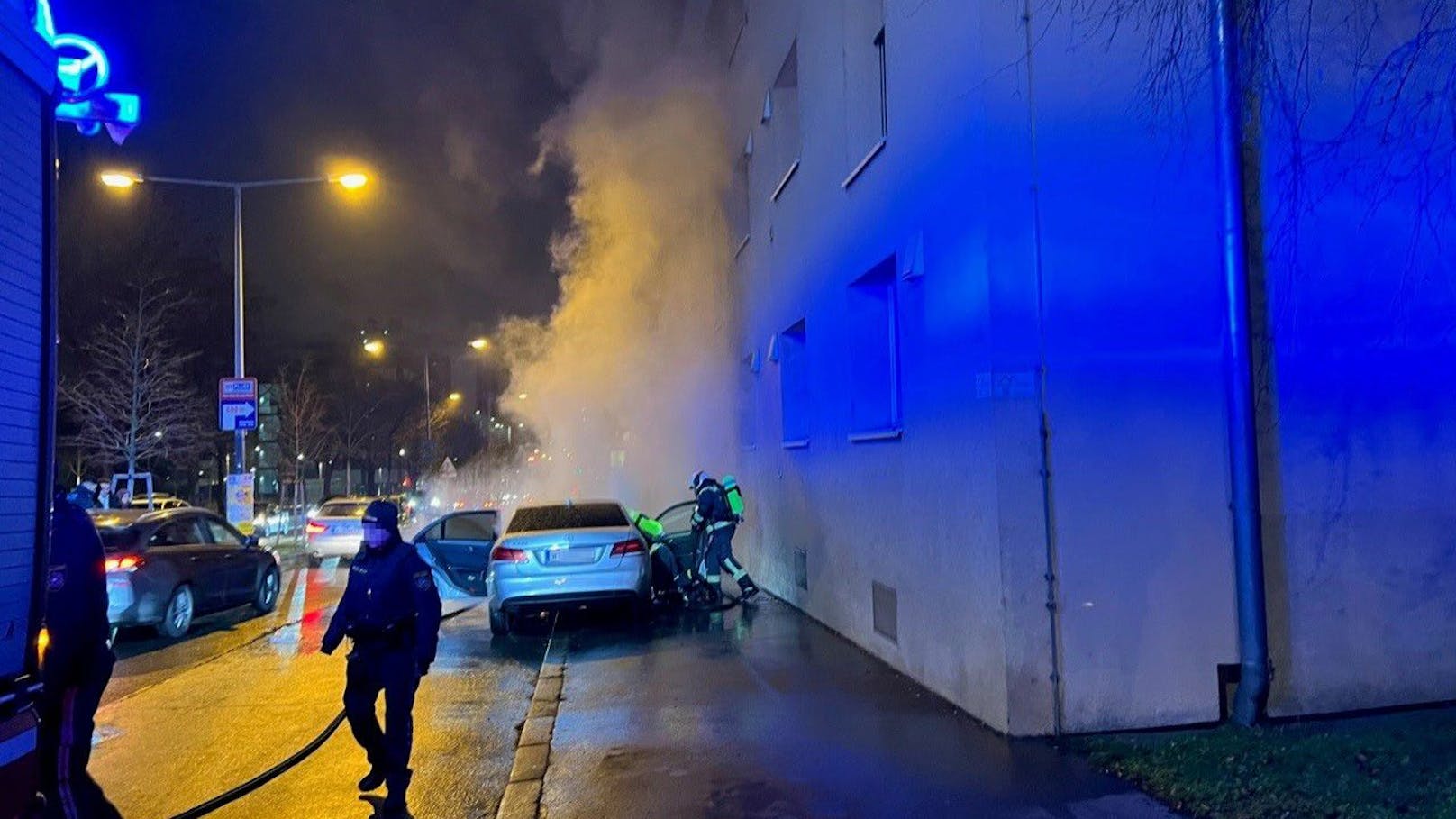 Mercedes fängt während der Fahrt in Wien Feuer