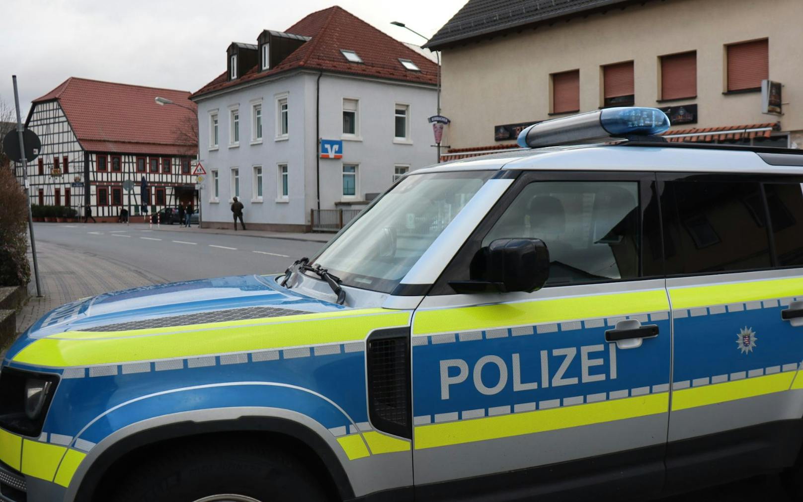 Download von www.picturedesk.com am 07.01.2025 (11:40). 
07 January 2025, Baden-Württemberg, Rimbach: Large-scale deployment of police and special forces outside a bank branch . Photo: Rene Priebe/PR-Video/dpa - 20250107_PD1341 - Rechteinfo: Rights Managed (RM)