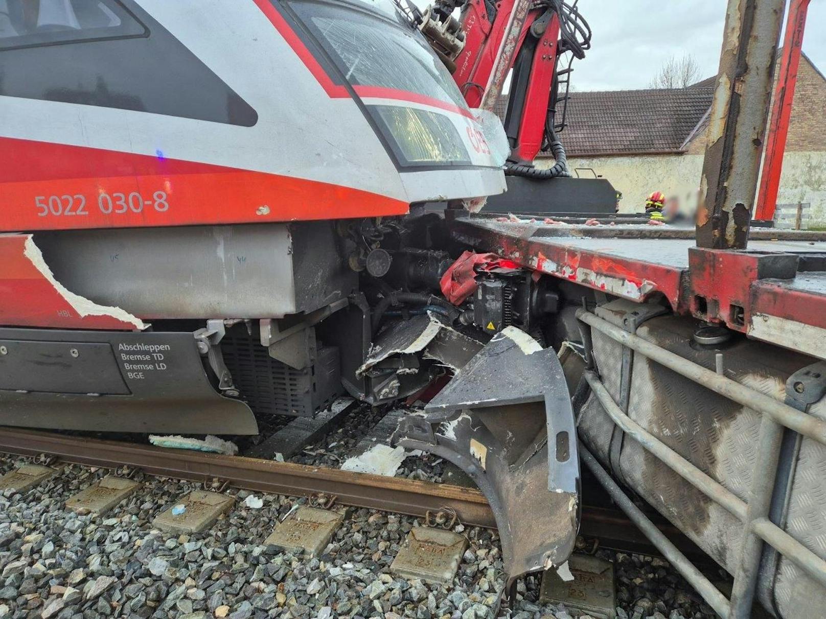 Lkw gegen Zug – schwerer Crash in Niederösterreich﻿