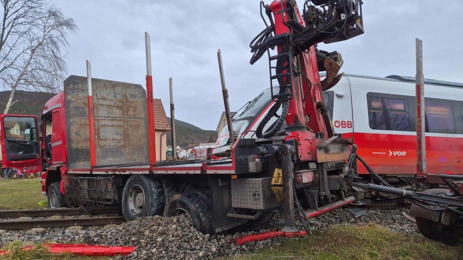 Lkw-Fahrer übersah Zug – schwerer Crash in NÖ