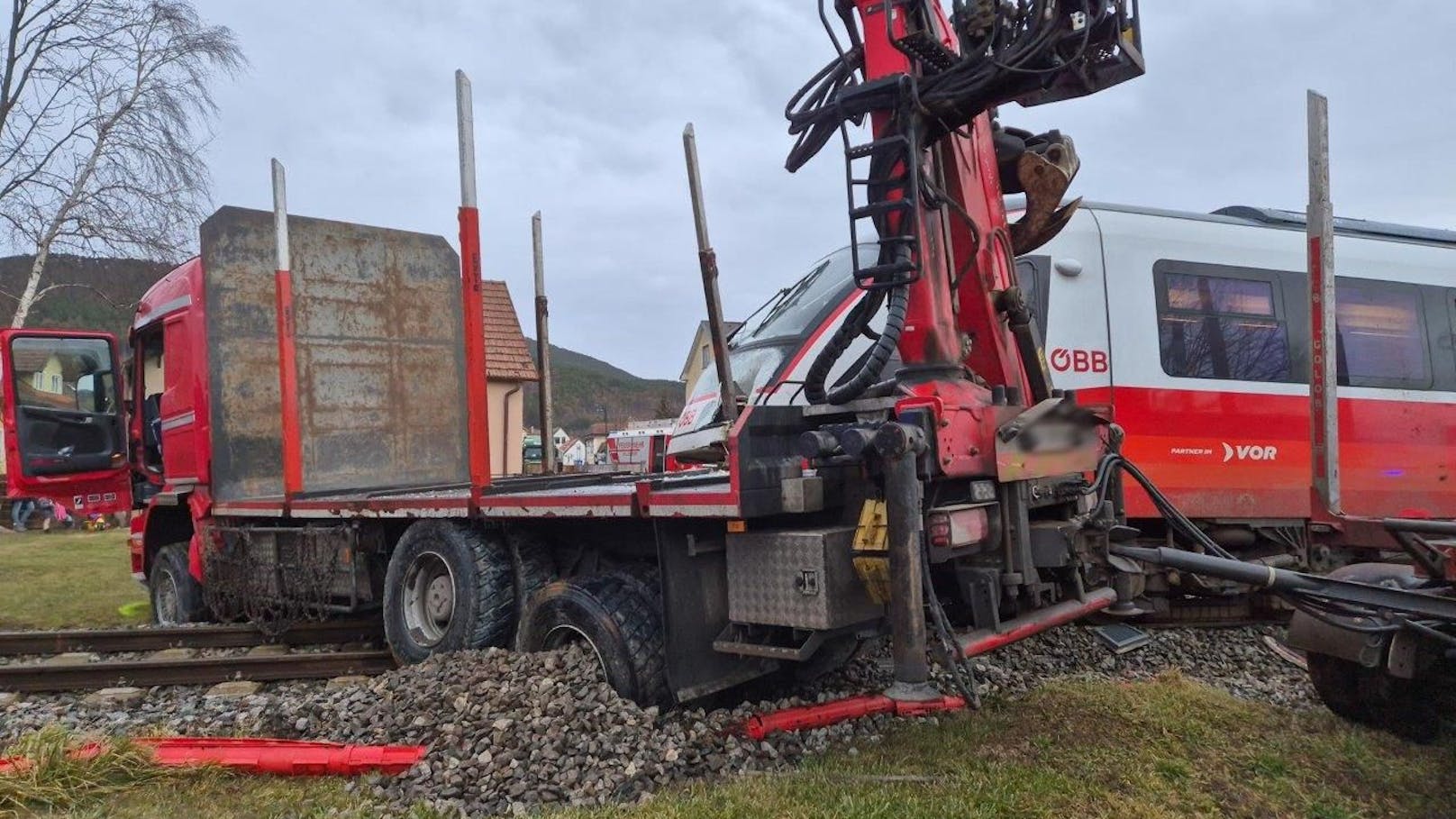 Lkw-Fahrer übersah Zug – schwerer Crash in NÖ