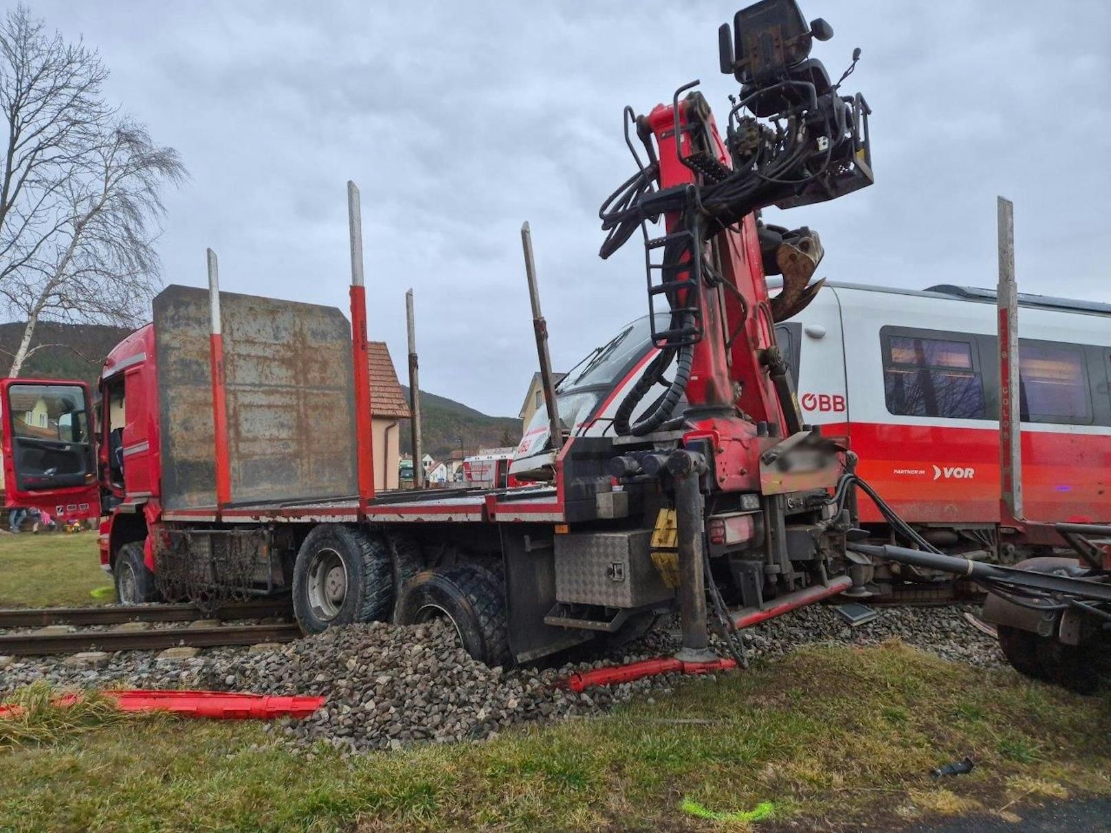 Lkw gegen Zug – schwerer Crash in Niederösterreich﻿