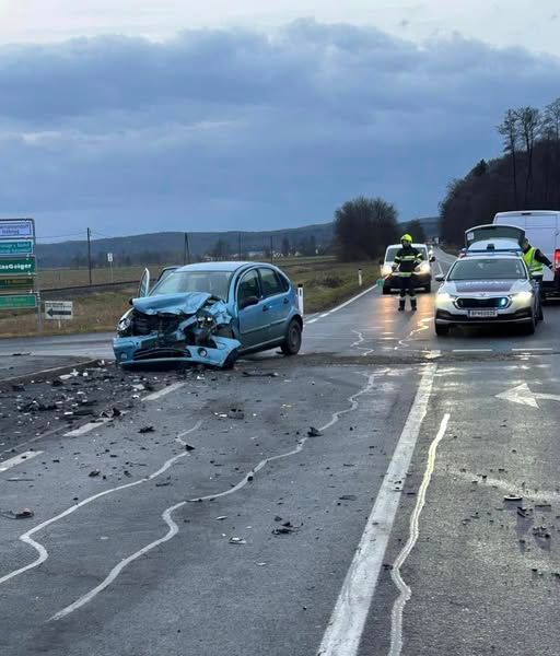 Bei dem Unfall wurden drei Personen verletzt. 