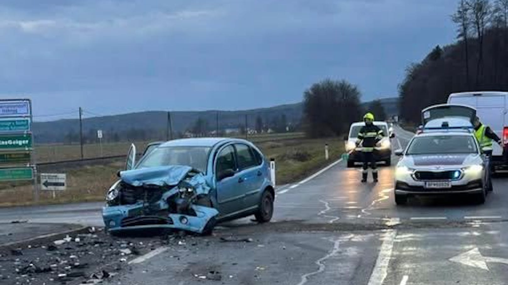 Frontalzusammenstoß: Frau kracht in Familien-Auto