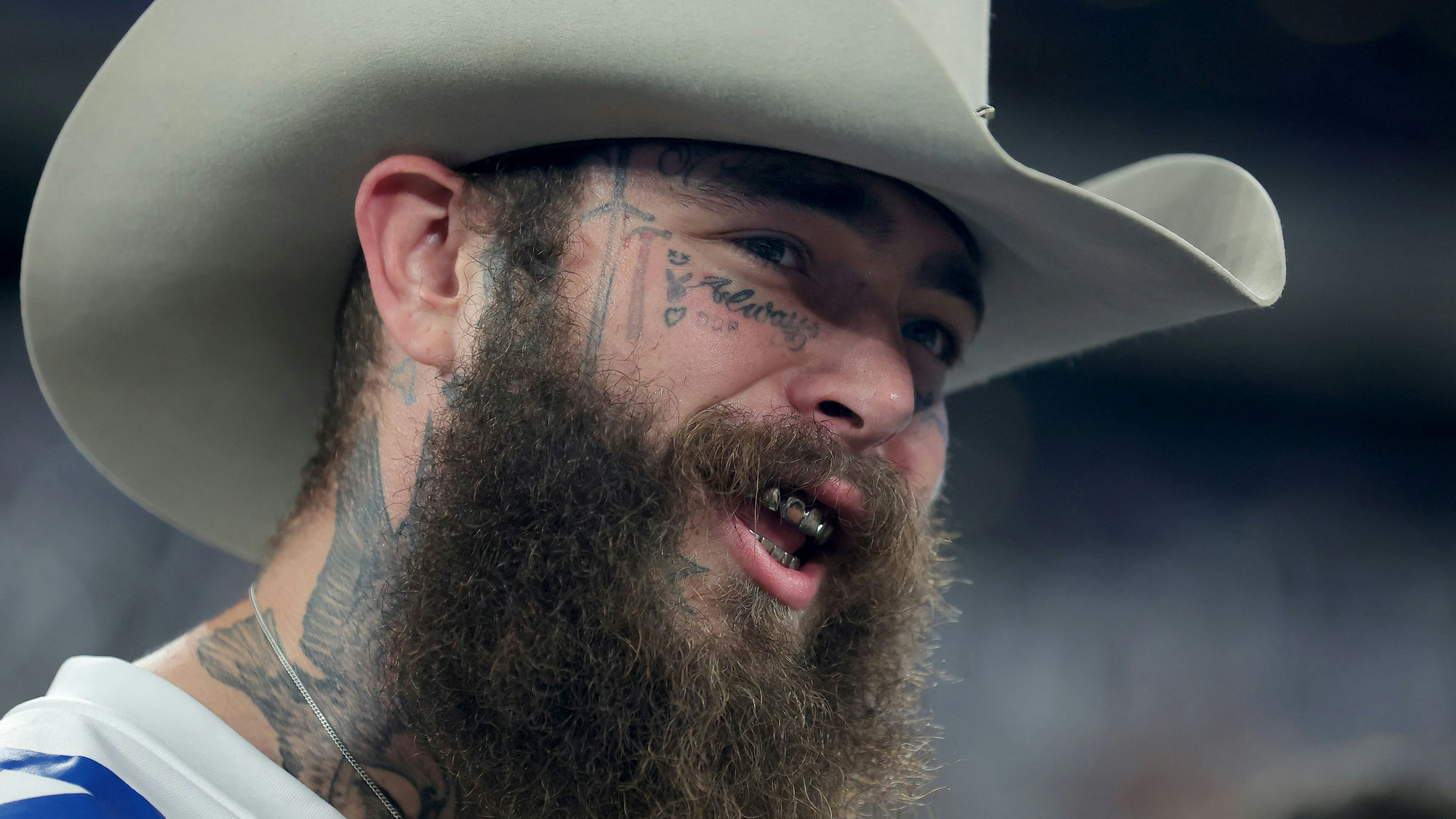 NFL, American Football Herren, USA Dallas Cowboys at New York Giants Sep 26, 2024 East Rutherford, New Jersey, USA American recording artist Post Malone on the field before a game between the New York Giants and the Dallas Cowboys at MetLife Stadium. East Rutherford MetLife Stadium New Jersey USA, EDITORIAL USE ONLY PUBLICATIONxINxGERxSUIxAUTxONLY Copyright: xBradxPennerx 20240926_bjp_ae5_002