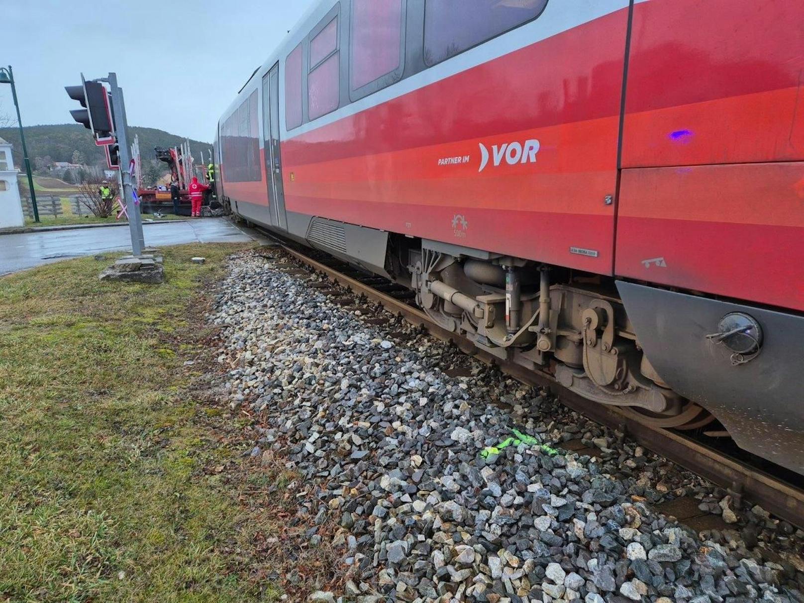 Lkw gegen Zug – schwerer Crash in Niederösterreich﻿