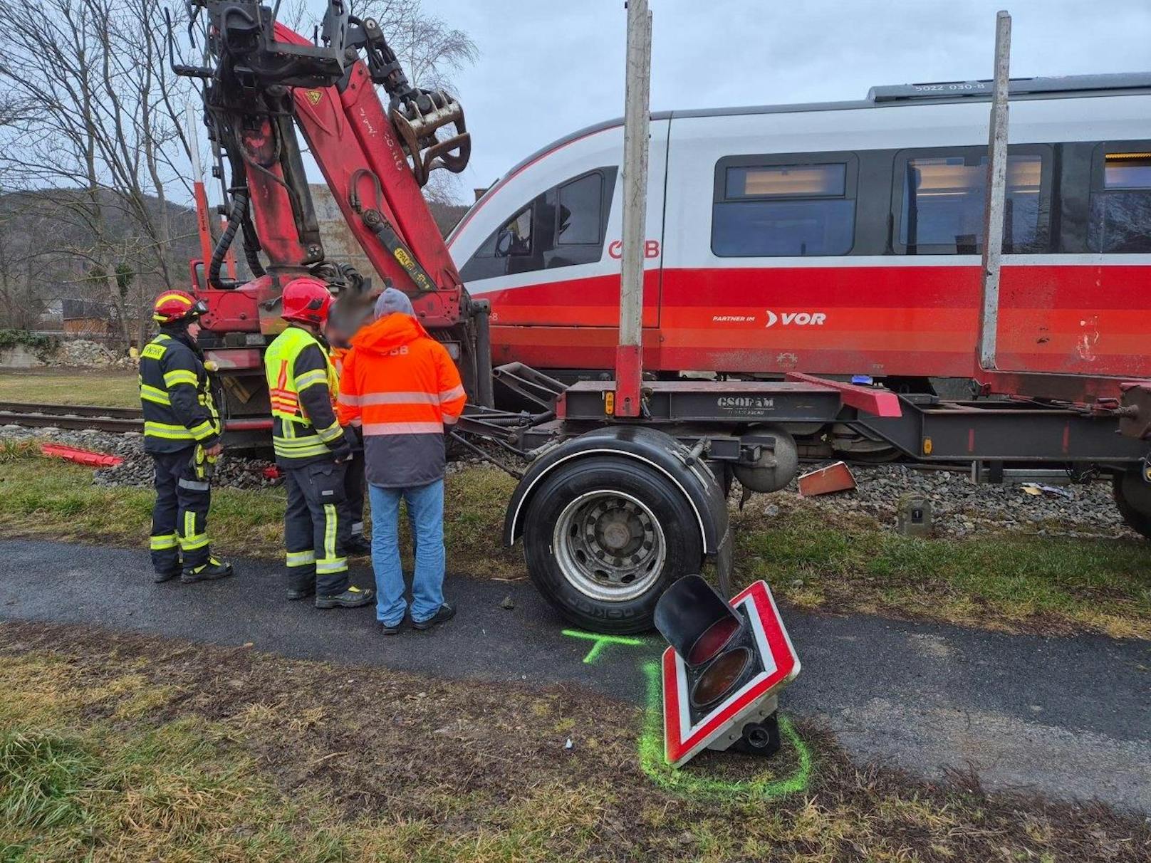 Lkw gegen Zug – schwerer Crash in Niederösterreich﻿